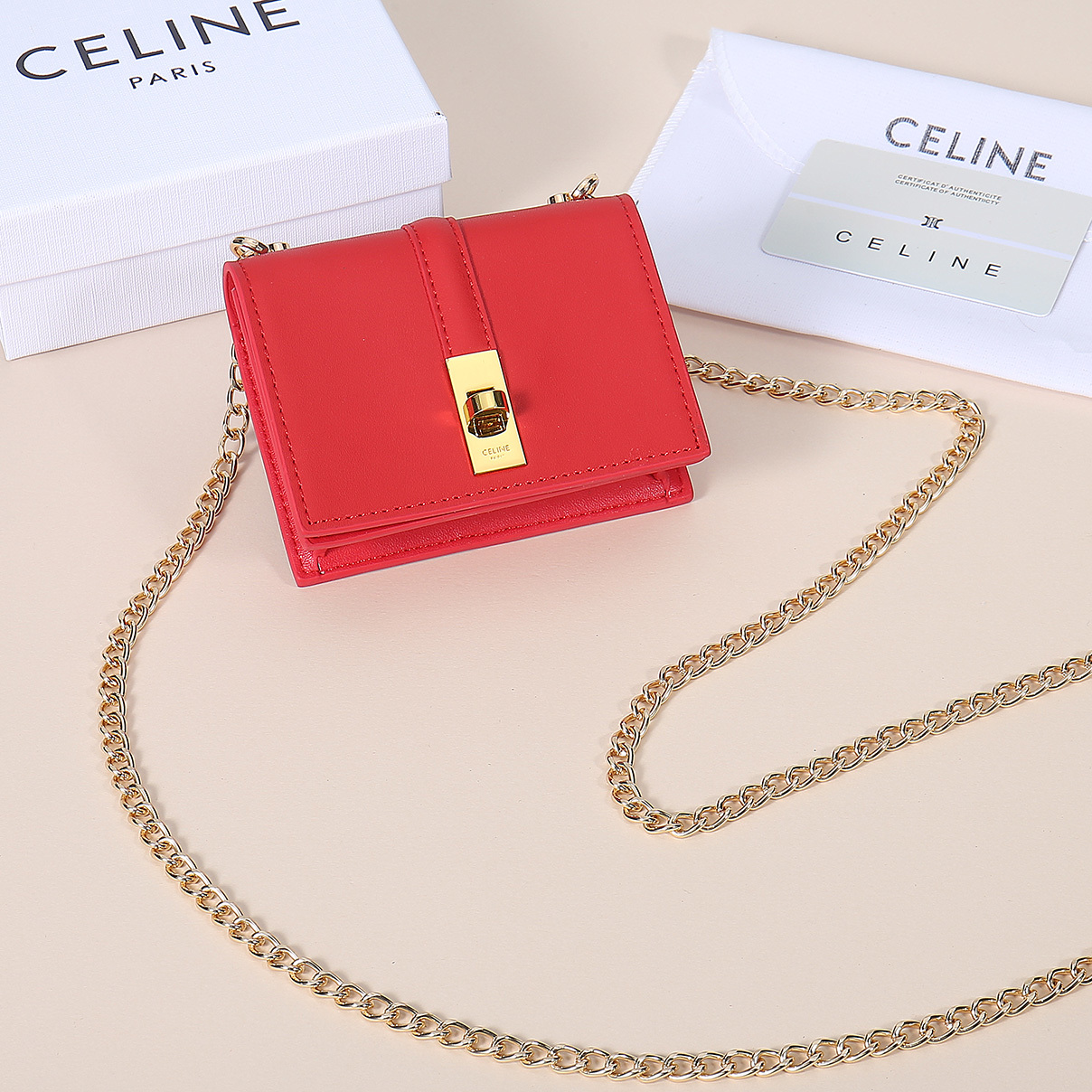 Celine最新链条卡包,TRIOMPHE翻盖链条卡包,可斜挎,经典牛皮内配平纹超纤,旋转锁扣开合,1个