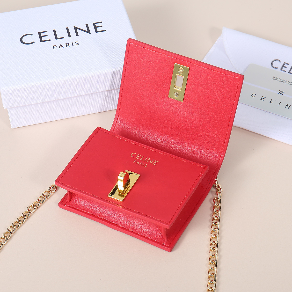 Celine最新链条卡包,TRIOMPHE翻盖链条卡包,可斜挎,经典牛皮内配平纹超纤,旋转锁扣开合,1个