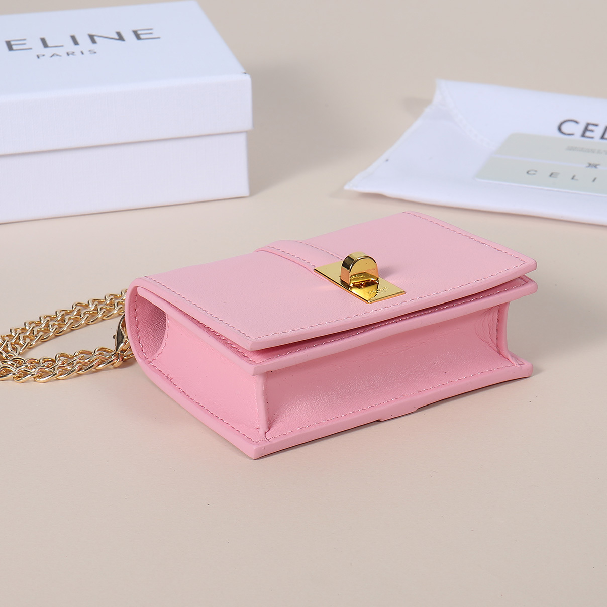 Celine最新链条卡包,TRIOMPHE翻盖链条卡包,可斜挎,经典牛皮内配平纹超纤,旋转锁扣开合,1个