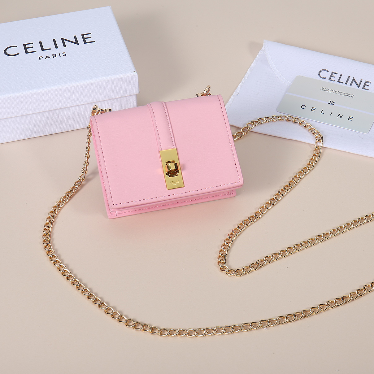 Celine最新链条卡包,TRIOMPHE翻盖链条卡包,可斜挎,经典牛皮内配平纹超纤,旋转锁扣开合,1个