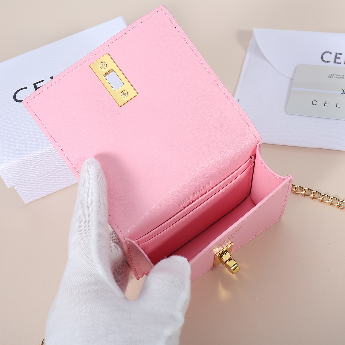 Celine最新链条卡包,TRIOMPHE翻盖链条卡包,可斜挎,经典牛皮内配平纹超纤,旋转锁扣开合,1个