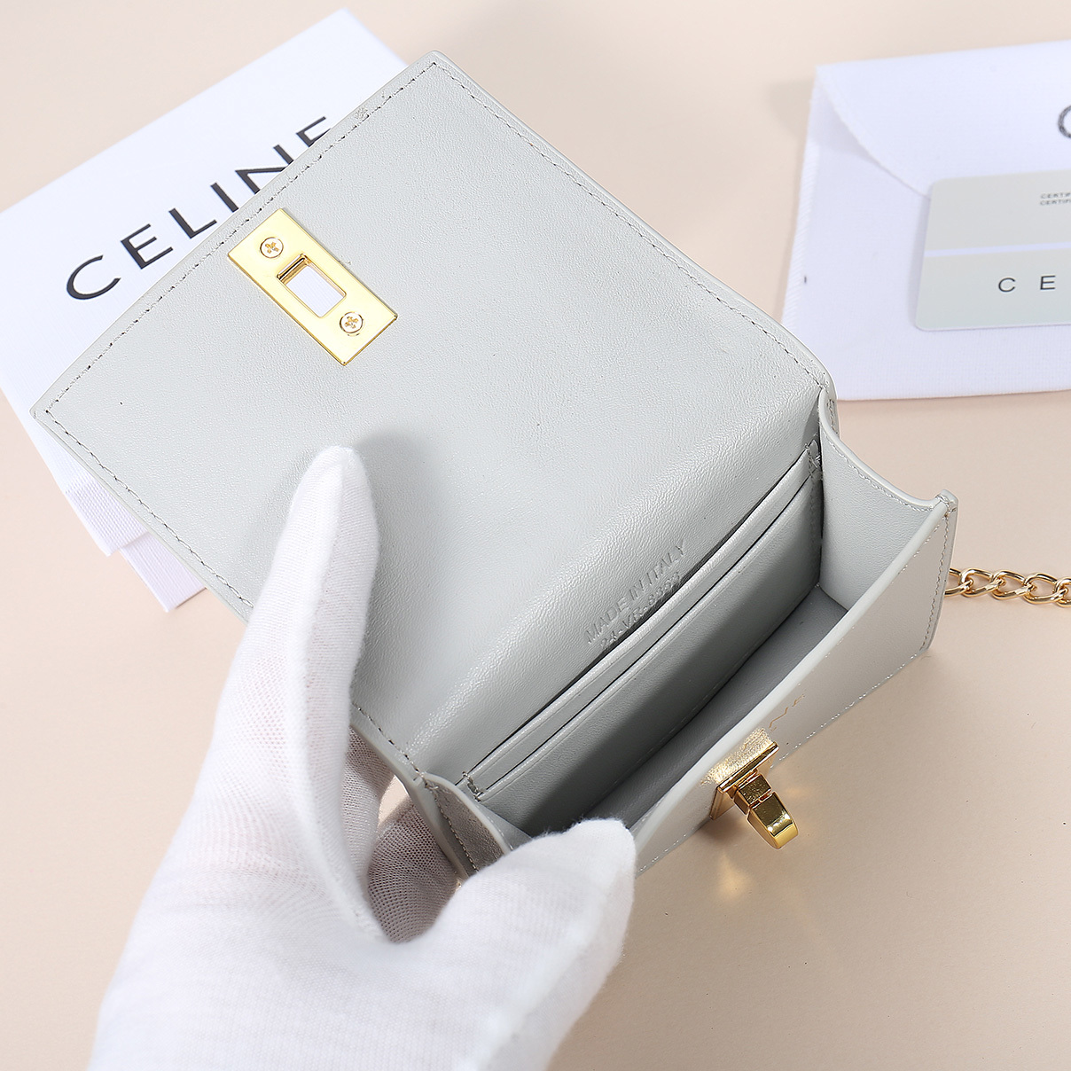 Celine最新链条卡包,TRIOMPHE翻盖链条卡包,可斜挎,经典牛皮内配平纹超纤,旋转锁扣开合,1个