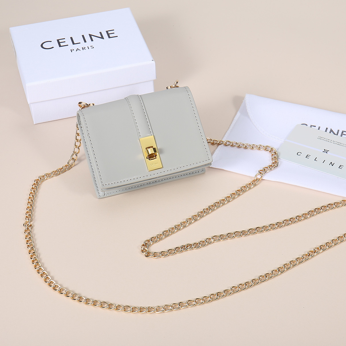 Celine最新链条卡包,TRIOMPHE翻盖链条卡包,可斜挎,经典牛皮内配平纹超纤,旋转锁扣开合,1个