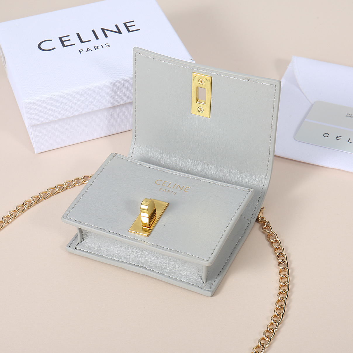 Celine最新链条卡包,TRIOMPHE翻盖链条卡包,可斜挎,经典牛皮内配平纹超纤,旋转锁扣开合,1个