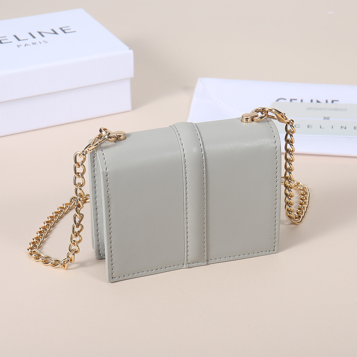 Celine最新链条卡包,TRIOMPHE翻盖链条卡包,可斜挎,经典牛皮内配平纹超纤,旋转锁扣开合,1个