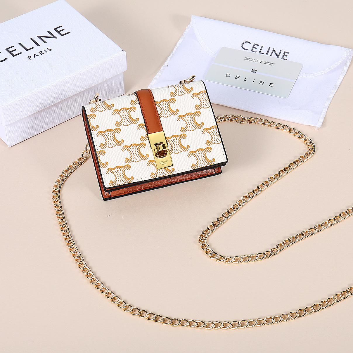 Celine最新链条卡包,TRIOMPHE翻盖链条卡包,可斜挎,经典花纹内配平纹超纤,旋转锁扣开合,1个