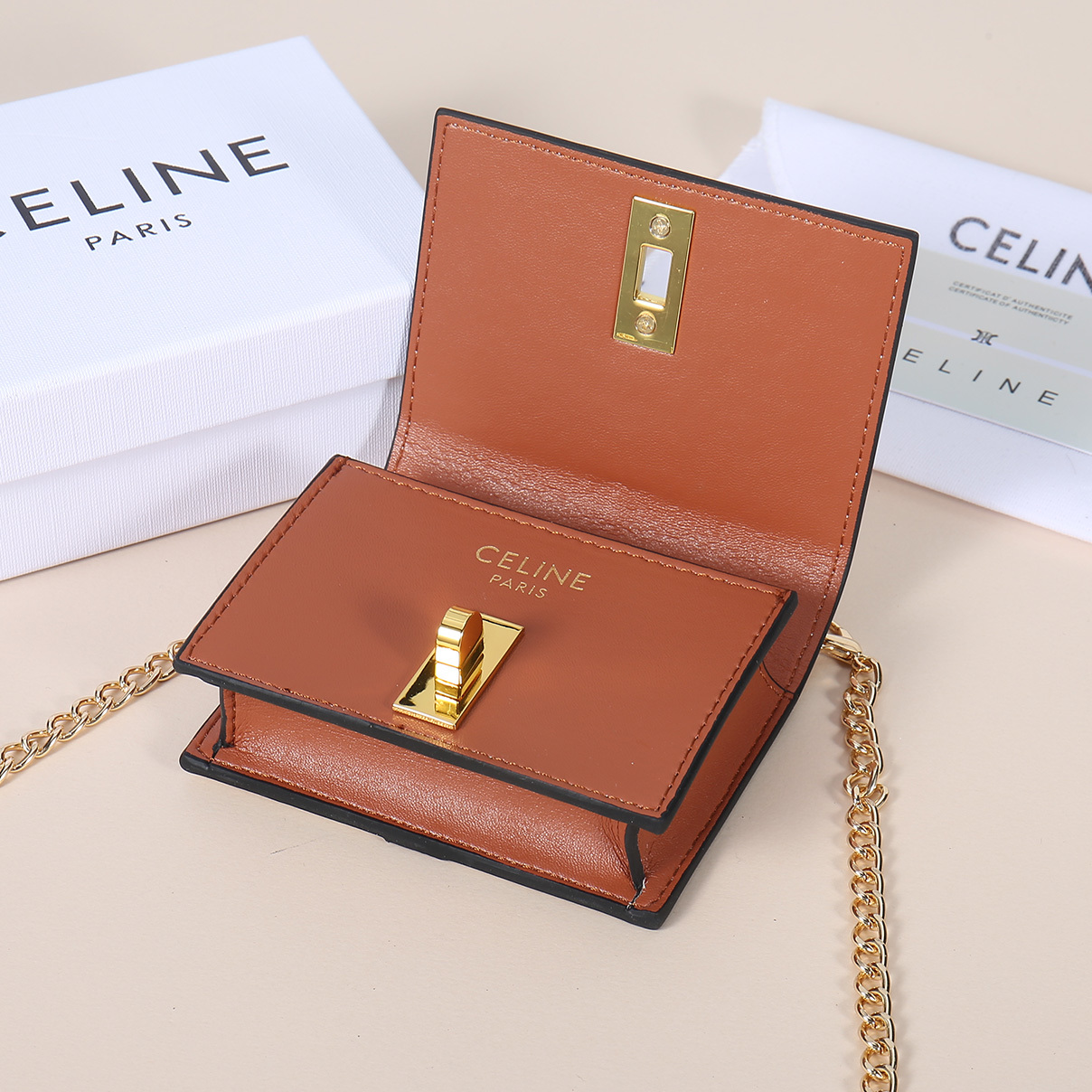 Celine最新链条卡包,TRIOMPHE翻盖链条卡包,可斜挎,经典花纹内配平纹超纤,旋转锁扣开合,1个