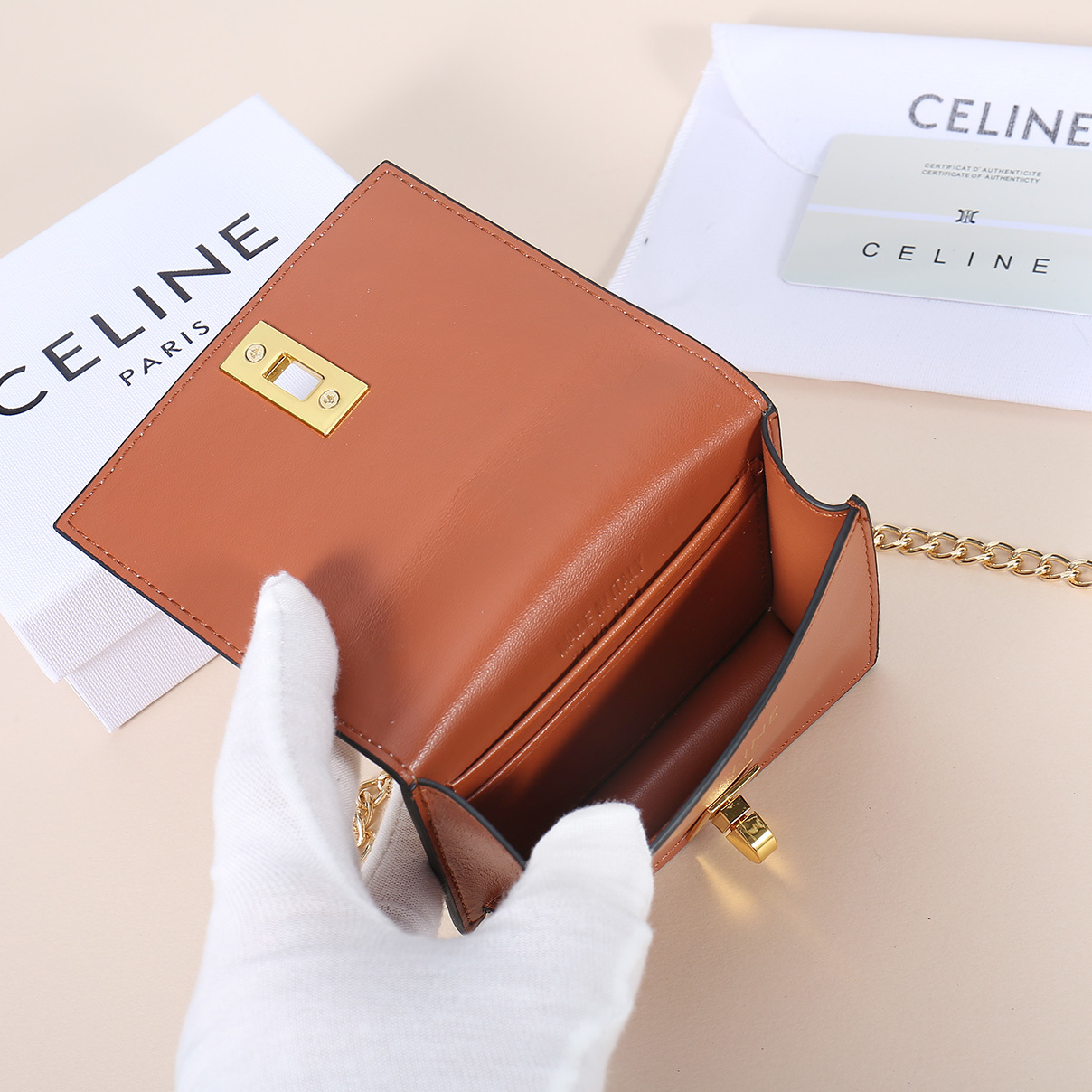 Celine最新链条卡包,TRIOMPHE翻盖链条卡包,可斜挎,经典花纹内配平纹超纤,旋转锁扣开合,1个