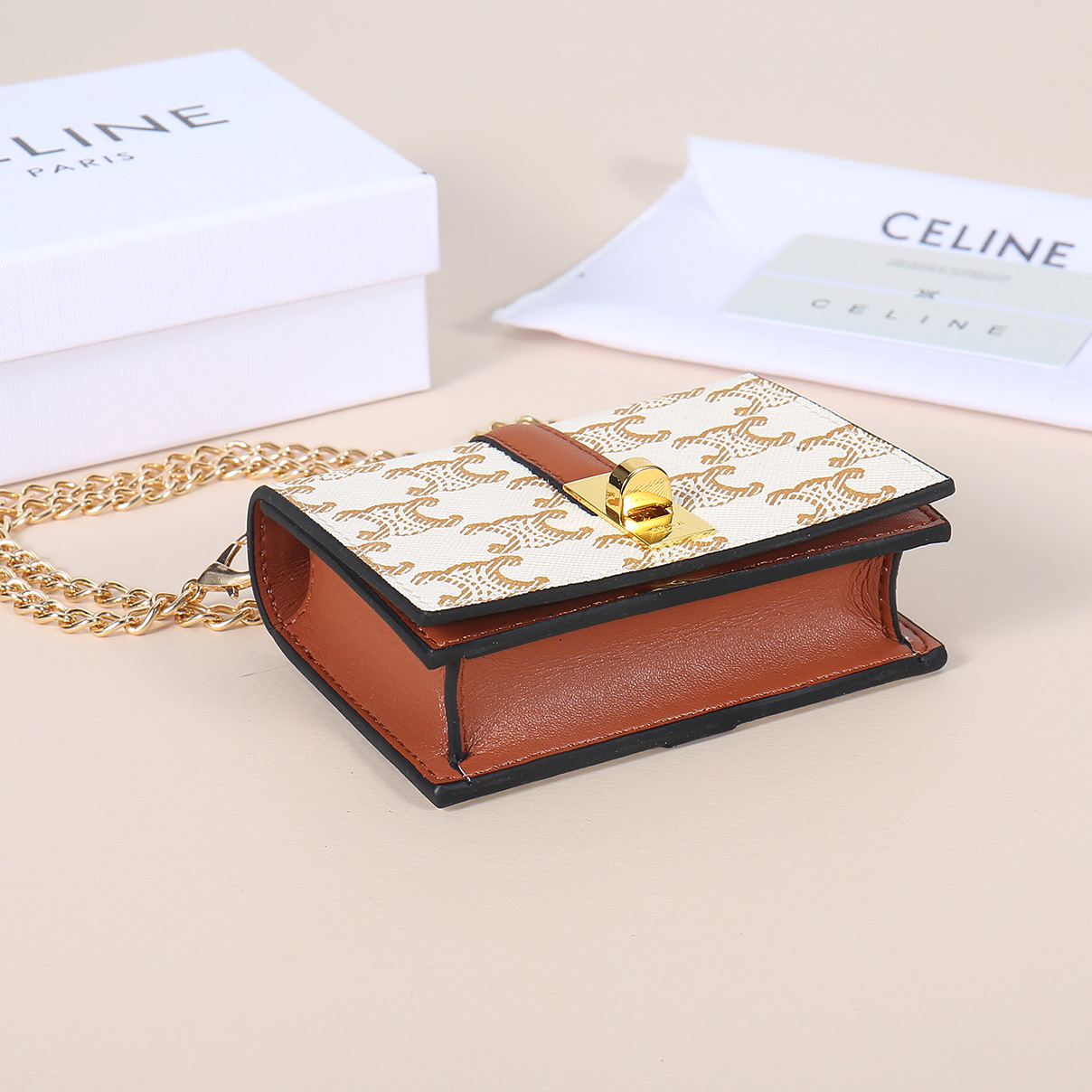 Celine最新链条卡包,TRIOMPHE翻盖链条卡包,可斜挎,经典花纹内配平纹超纤,旋转锁扣开合,1个