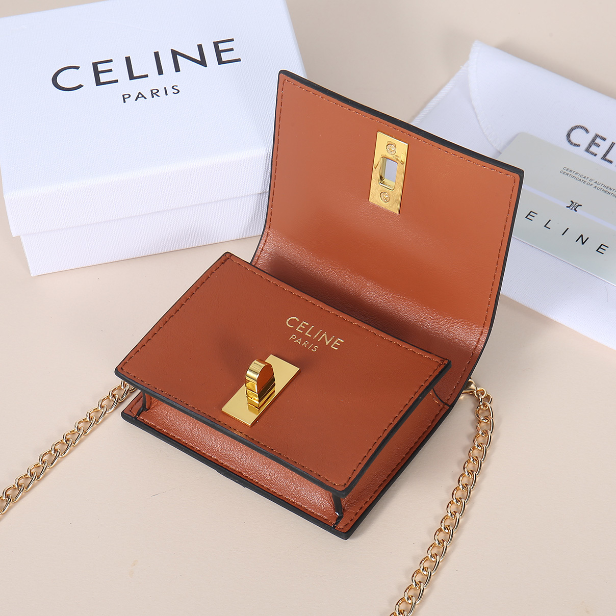 Celine最新链条卡包,TRIOMPHE翻盖链条卡包,可斜挎,经典花纹内配平纹超纤,旋转锁扣开合,1个