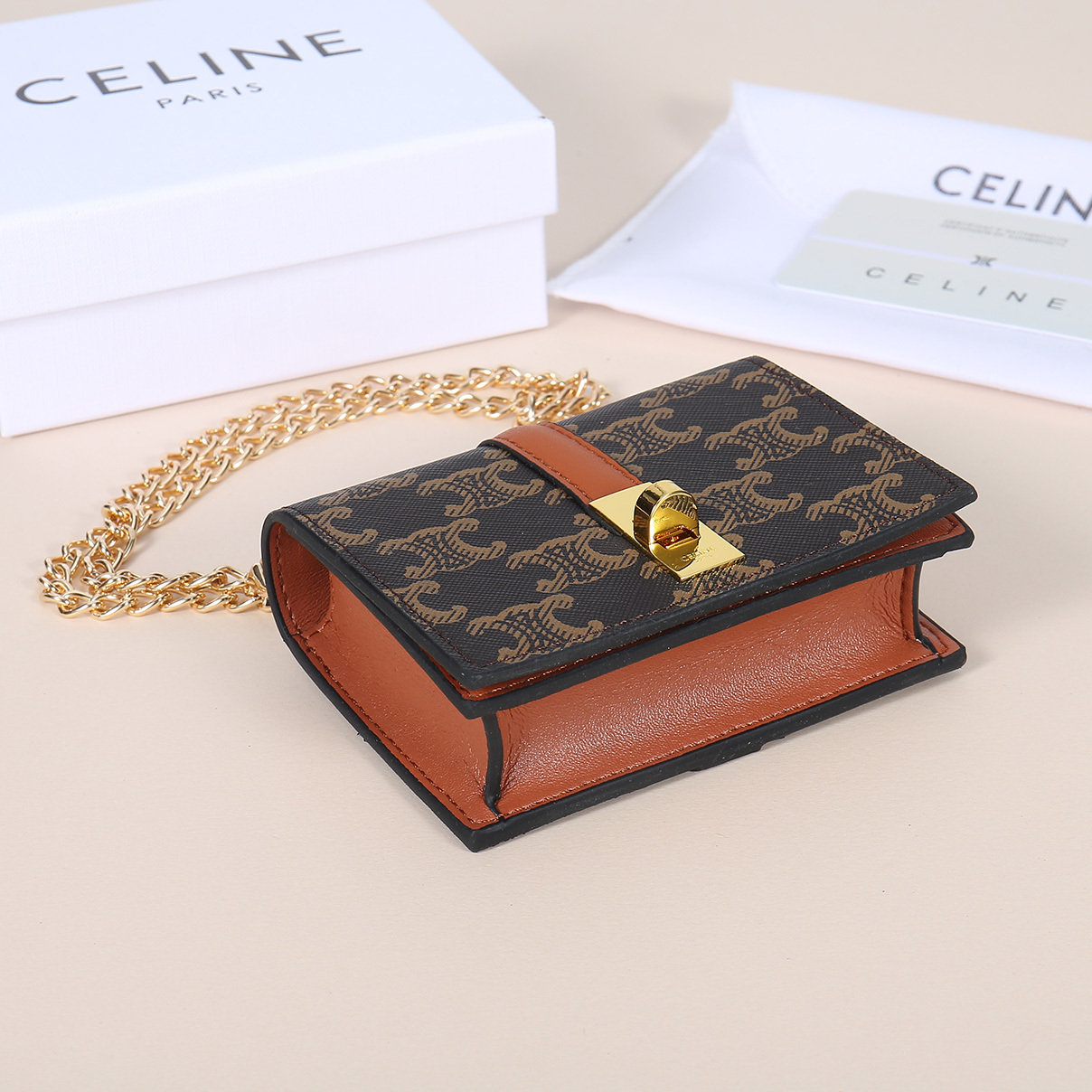 Celine最新链条卡包,TRIOMPHE翻盖链条卡包,可斜挎,经典花纹内配平纹超纤,旋转锁扣开合,1个