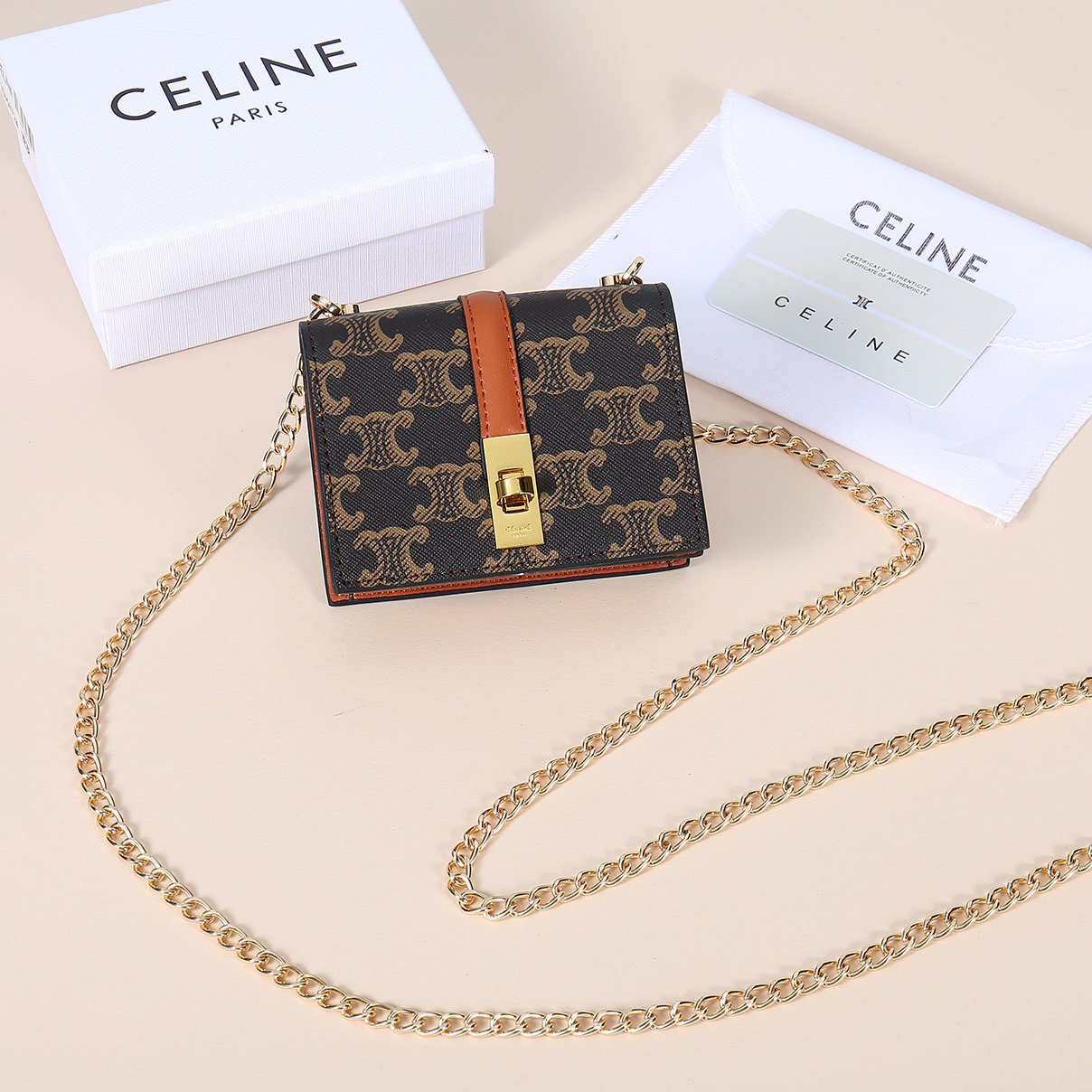 Celine最新链条卡包,TRIOMPHE翻盖链条卡包,可斜挎,经典花纹内配平纹超纤,旋转锁扣开合,1个