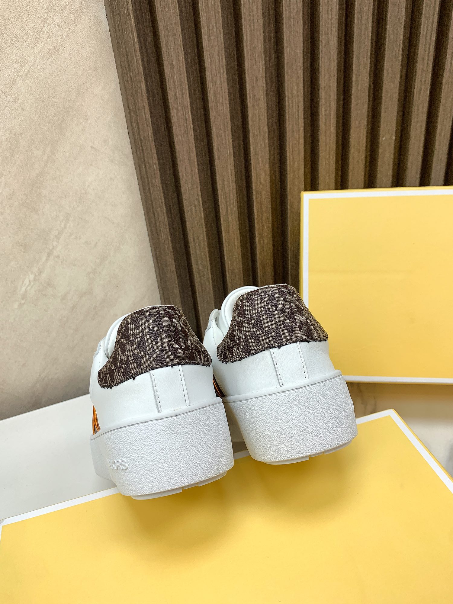 p210💰MK 
原版面料，羊皮内里，羊皮垫脚，金属扣.，码数35-41

