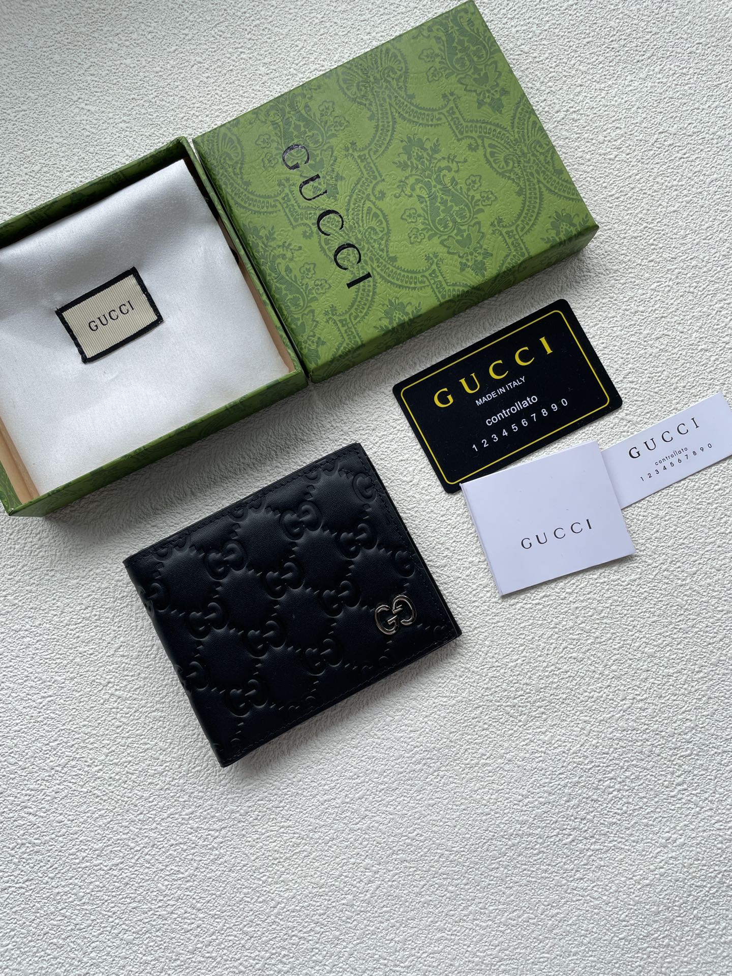 Gucci Bifold Wallet in soft black leather with a vintage effect - Comprehensive