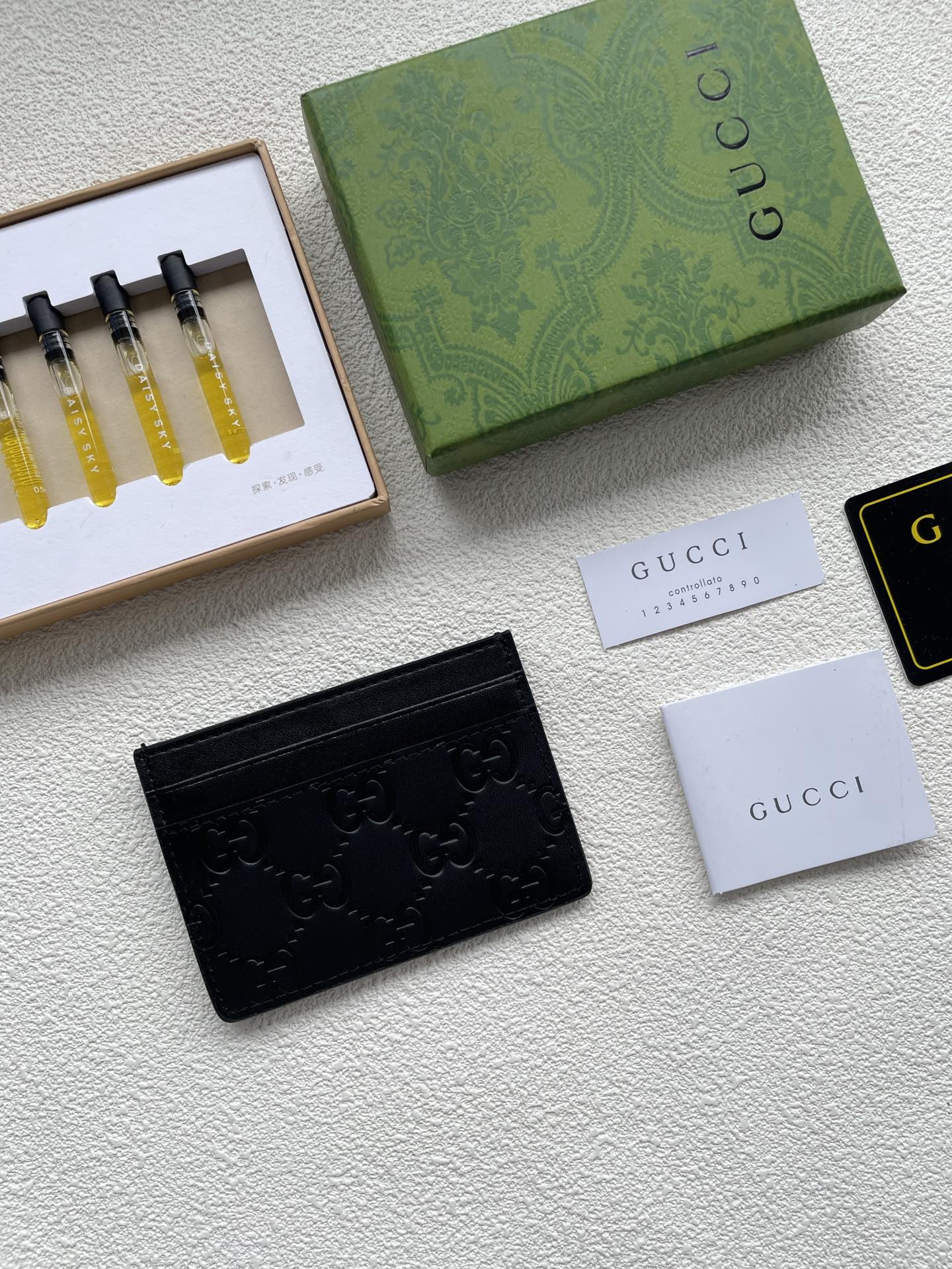 GG 经典小卡包🙀采用绗缝进口小牛皮打造👏🏻配以人形纹设计😍复古金色金属配件 2