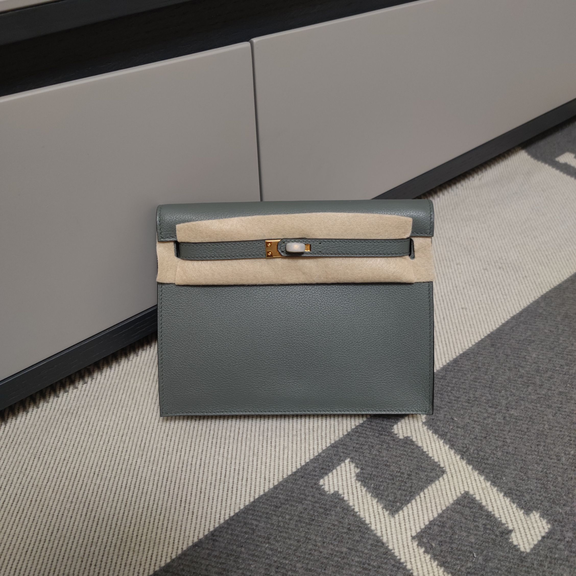 Hermes Kelly Bolsos de mano Bolsos cruzados y bandoleras Verde almendrado Albaricoque Hardware plateado