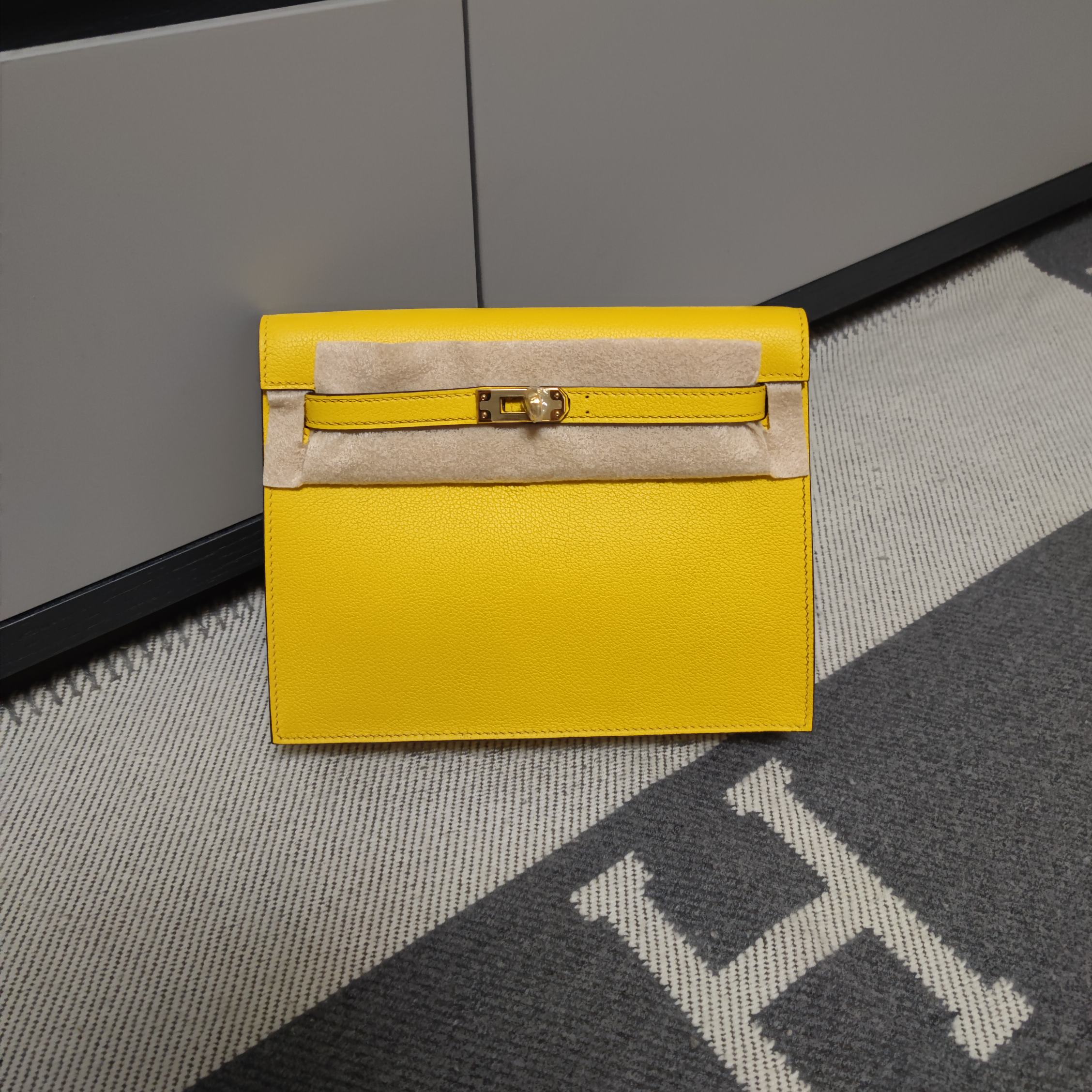 Hermes Kelly Bolsos de mano Bolsos cruzados y bandoleras Amarillo Hardware plateado