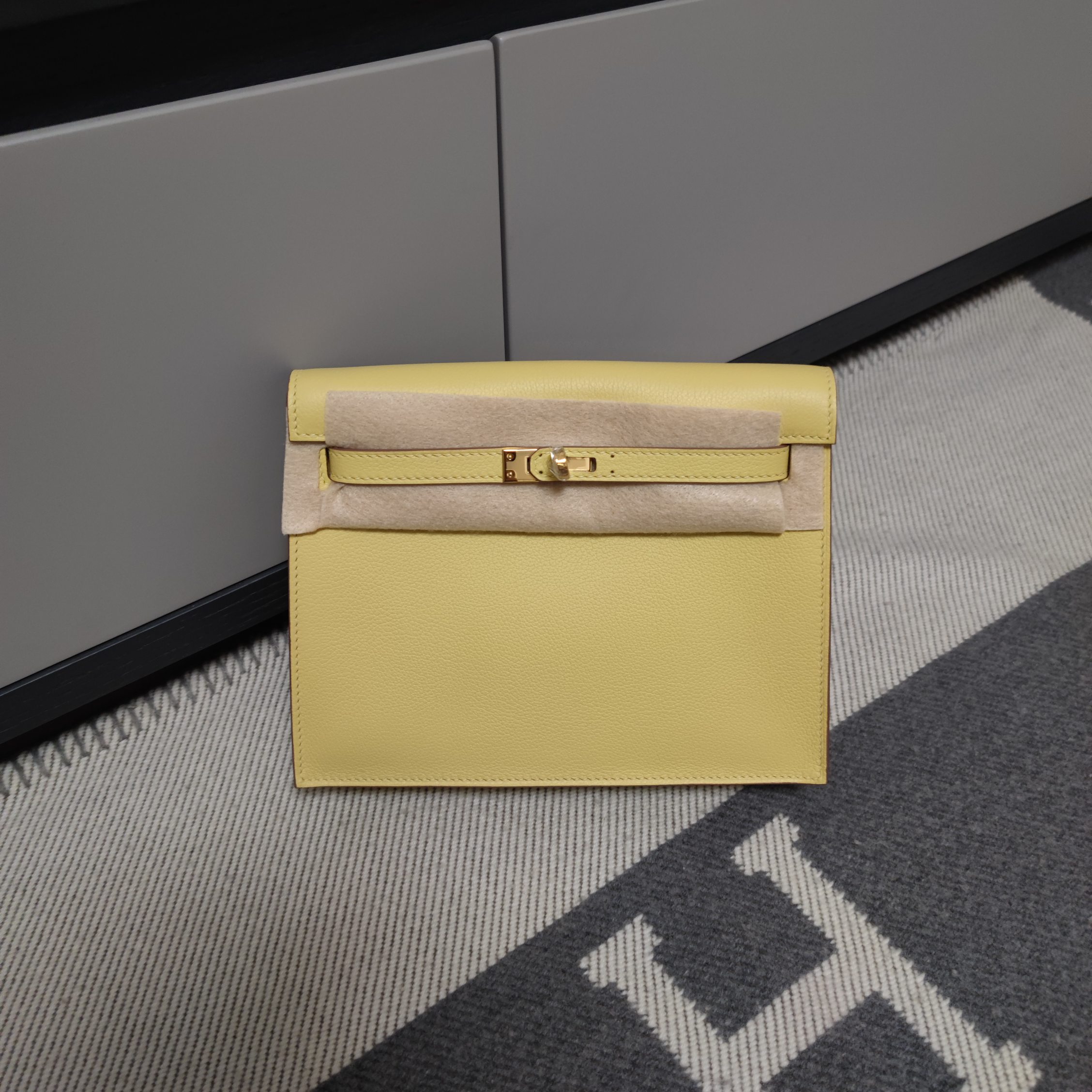 Hermes Kelly Bolsos de mano Bolsos cruzados y bandoleras Vender diseñador de lujo en línea
 Amarillo claro Hardware plateado