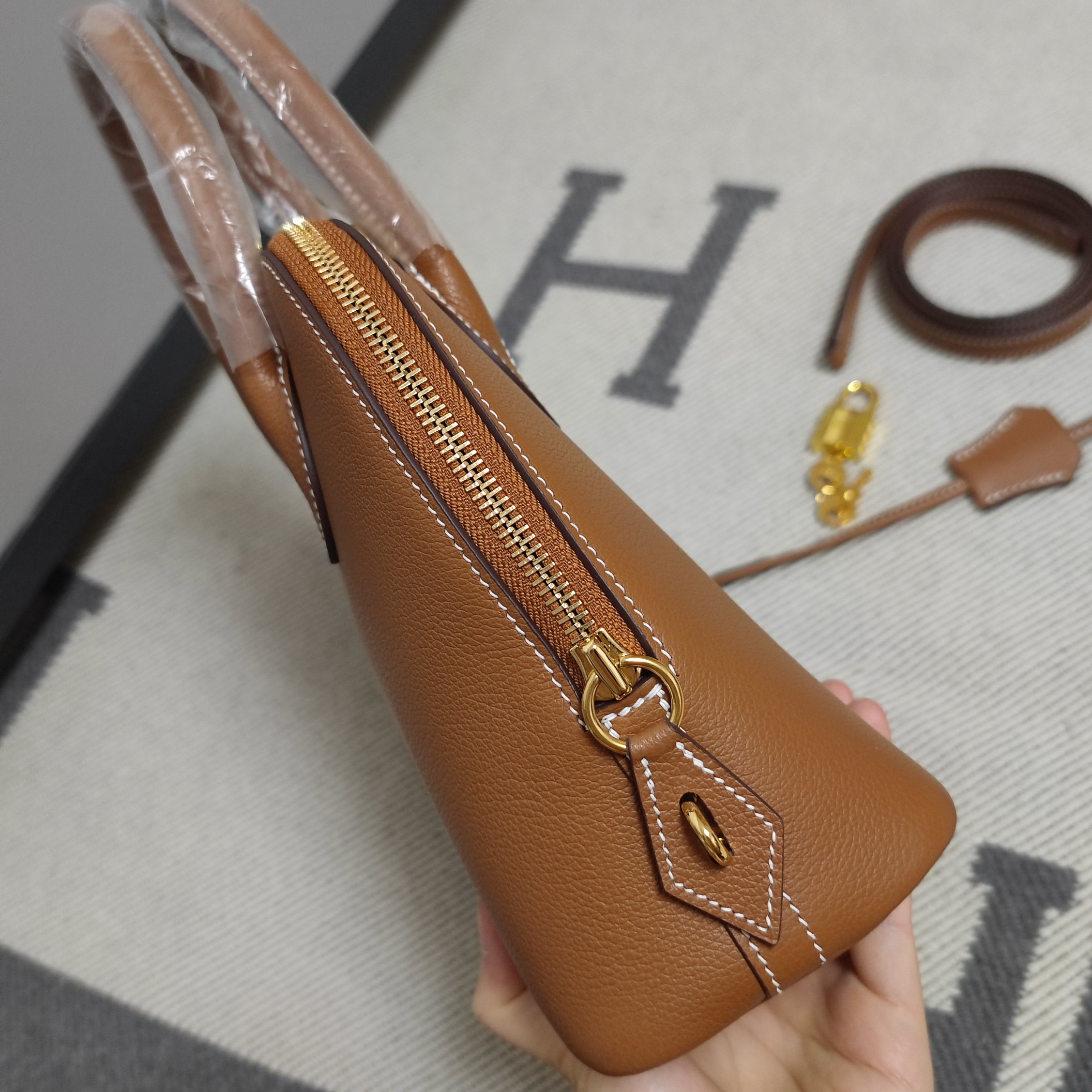 Bolide 25cm Handbag Evercolor Leather Gold Hardware - Elegant & Versatile 3 a1728403681397 5528