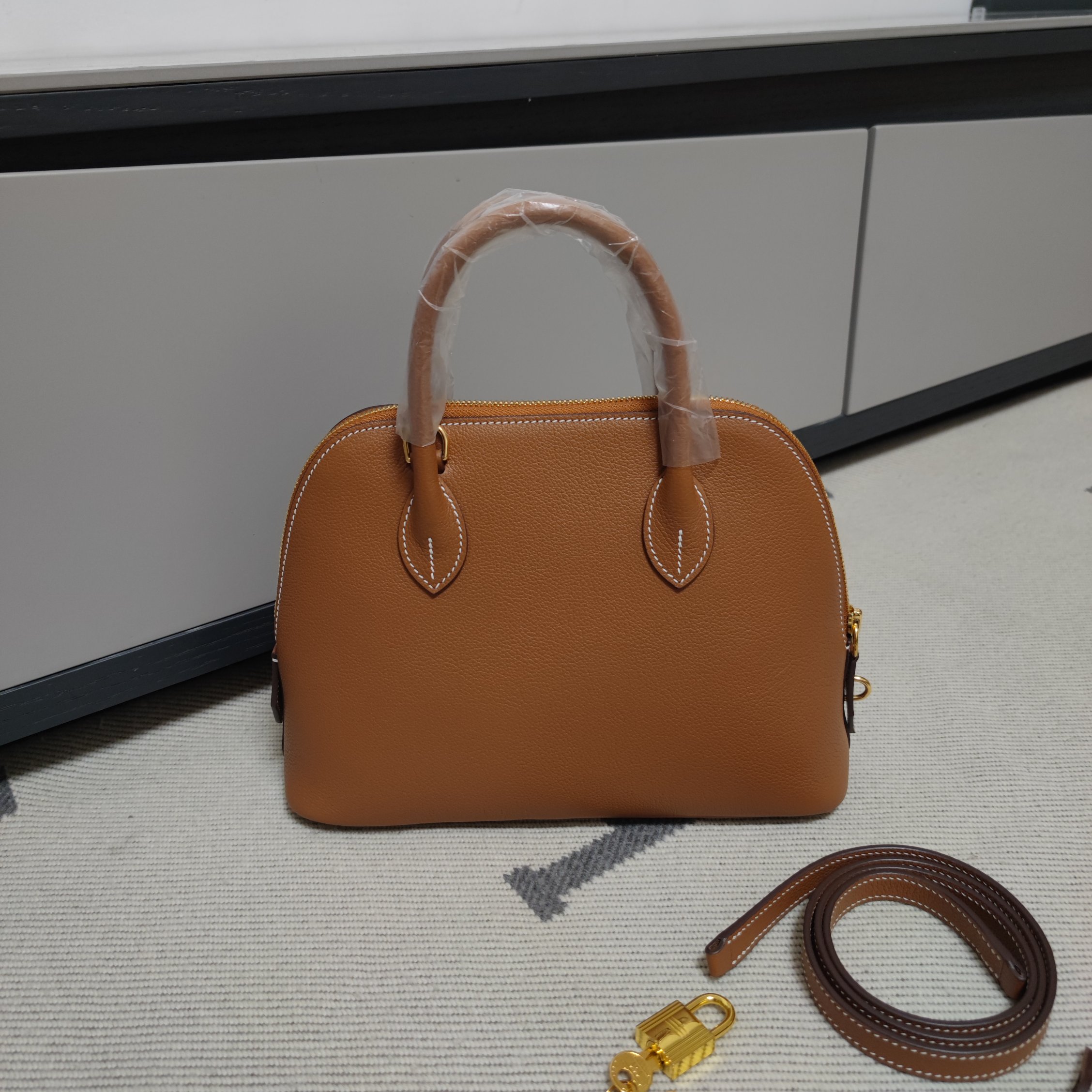 Bolide 25cm Handbag Evercolor Leather Gold Hardware - Elegant & Versatile 2 a1728403681434 1835