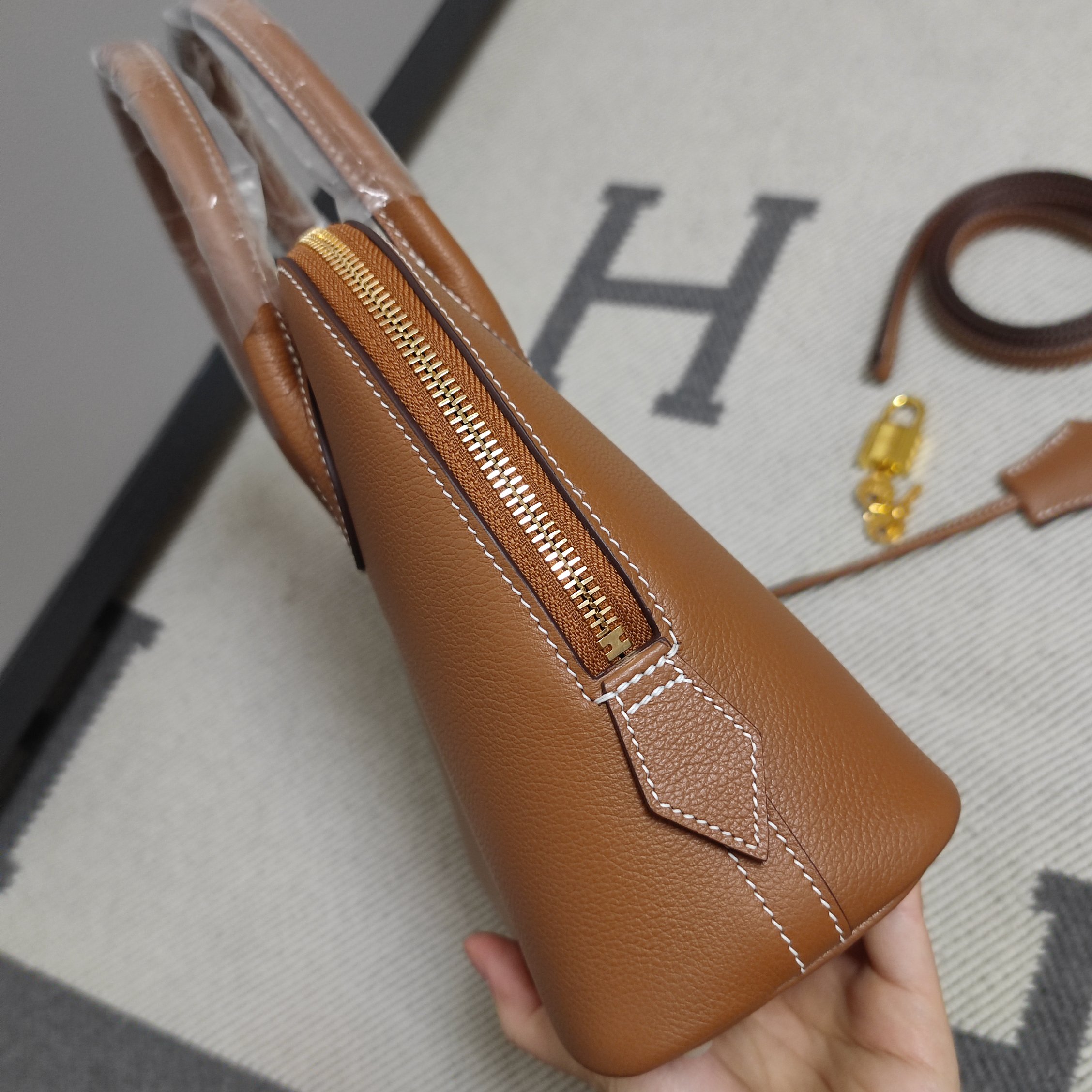 Bolide 25cm Handbag Evercolor Leather Gold Hardware - Elegant & Versatile 4 a1728403681639 4031