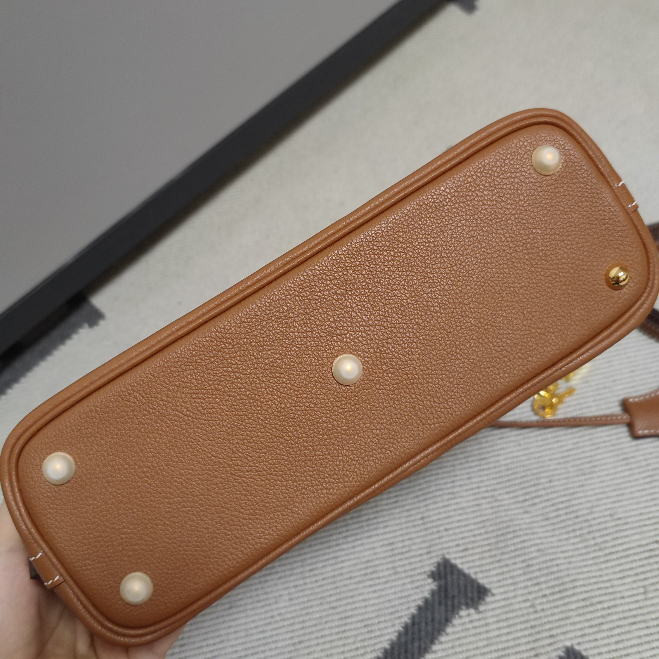 Bolide 25cm Handbag Evercolor Leather Gold Hardware - Elegant & Versatile 5 a1728403681711 4146