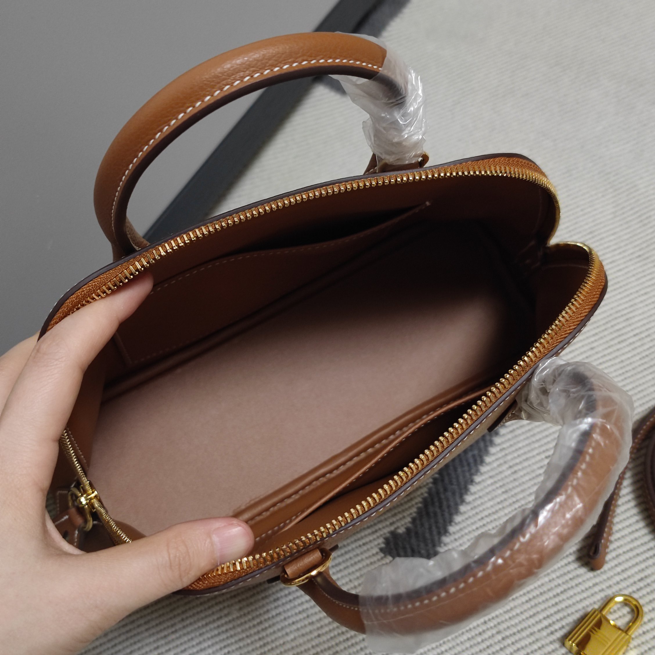 Bolide 25cm Handbag Evercolor Leather Gold Hardware - Elegant & Versatile 9 a1728403690257 5240