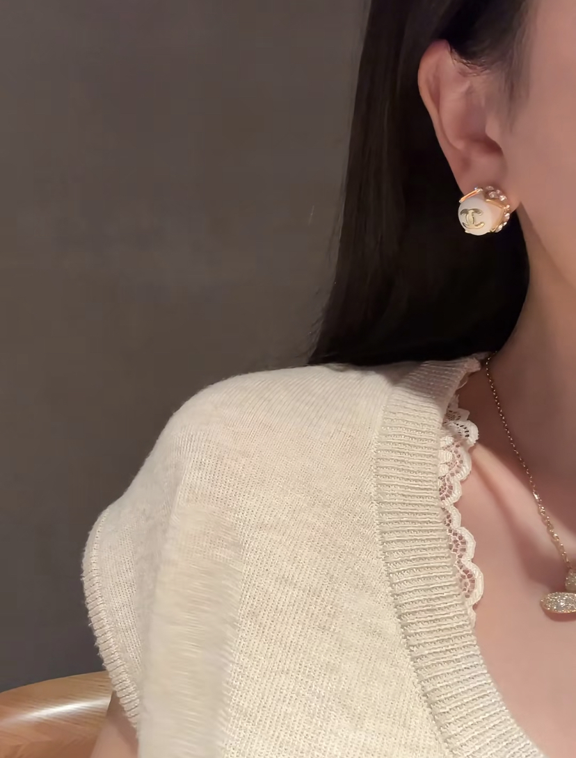 【今日新款】编码E3411   🛍香奈儿耳钉热销。爆上新🆕🆕🆕😎CHAN 26  白色珐琅珍珠银色双c水