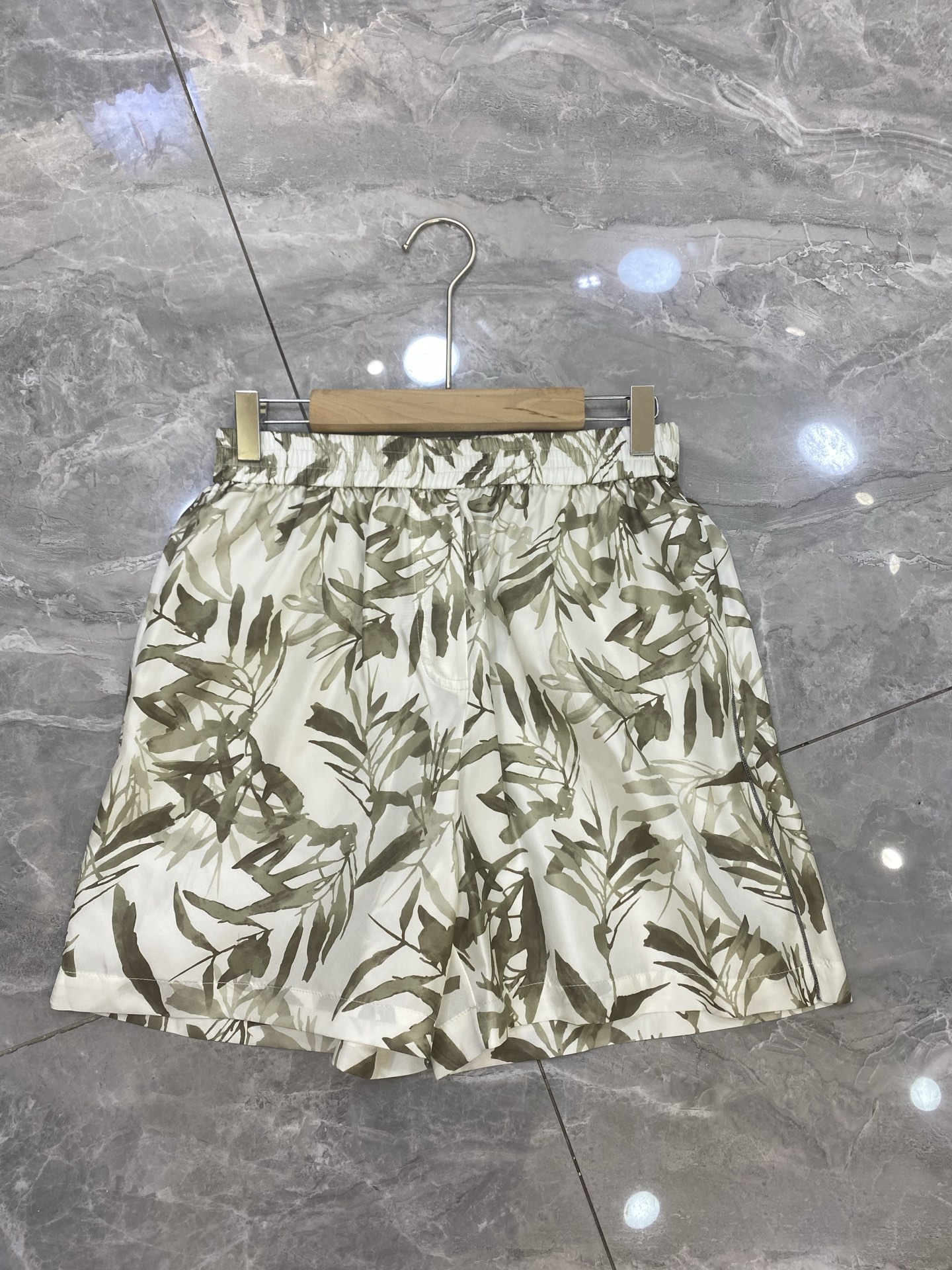 “Sale: T-shirts, Silk Shirts, Shorts, Green Almonds – 100% Serene Collection” - 图片 7