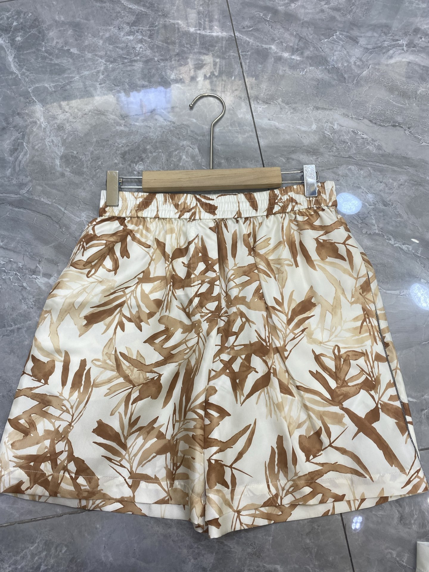 “Sale: T-shirts, Silk Shirts, Shorts, Green Almonds – 100% Serene Collection” - 图片 8