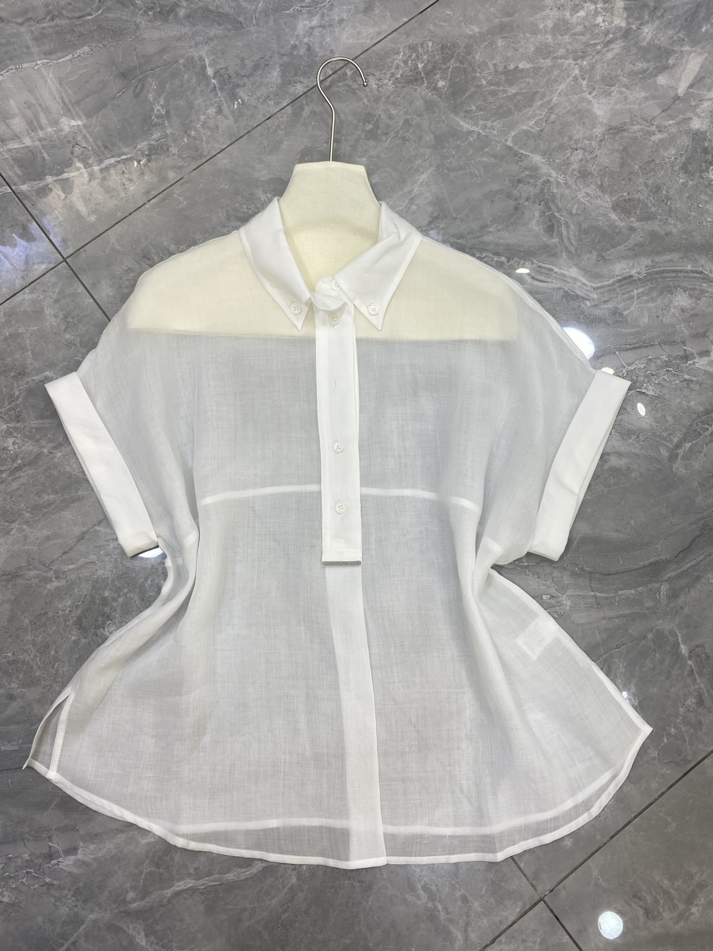 Fashion Items: T-shirts, Pants, Female Suit, Gillbc-tarts, Shorts. Sales Distribution: 55%, 45%. White Curry SML. - 图片 4