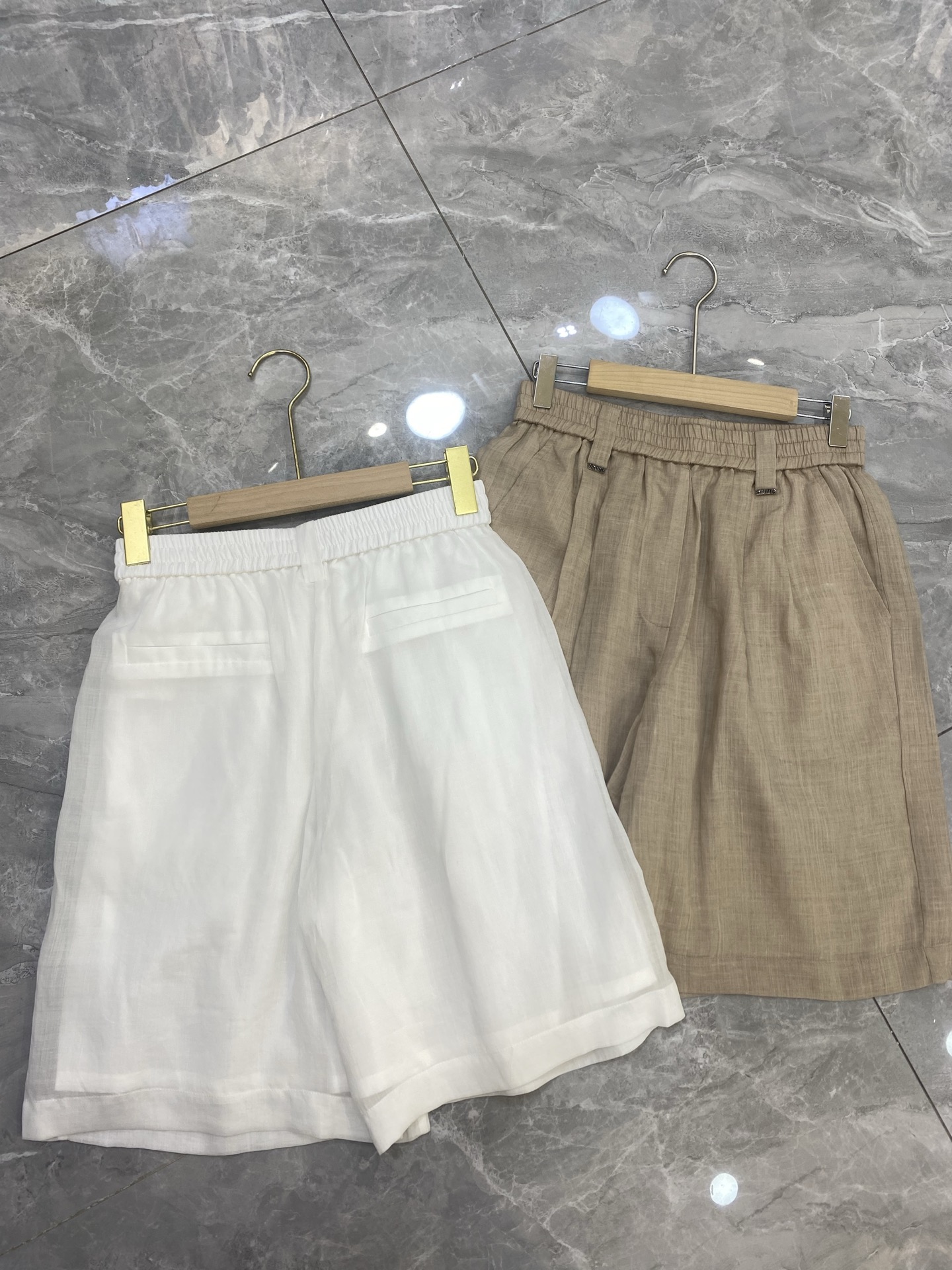 Fashion Items: T-shirts, Pants, Female Suit, Gillbc-tarts, Shorts. Sales Distribution: 55%, 45%. White Curry SML. - 图片 6
