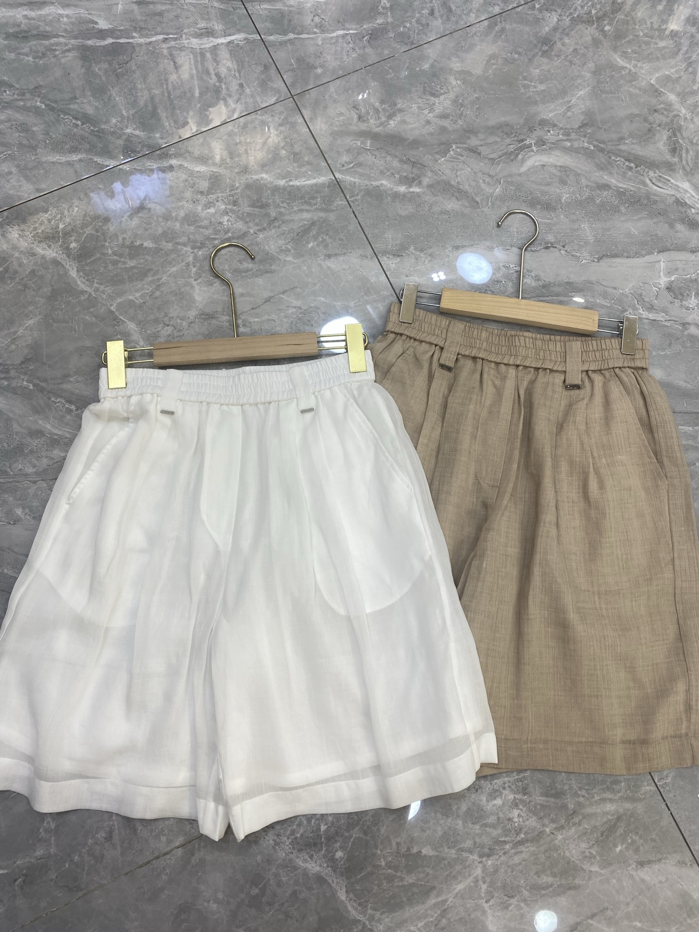 Fashion Items: T-shirts, Pants, Female Suit, Gillbc-tarts, Shorts. Sales Distribution: 55%, 45%. White Curry SML. - 图片 5