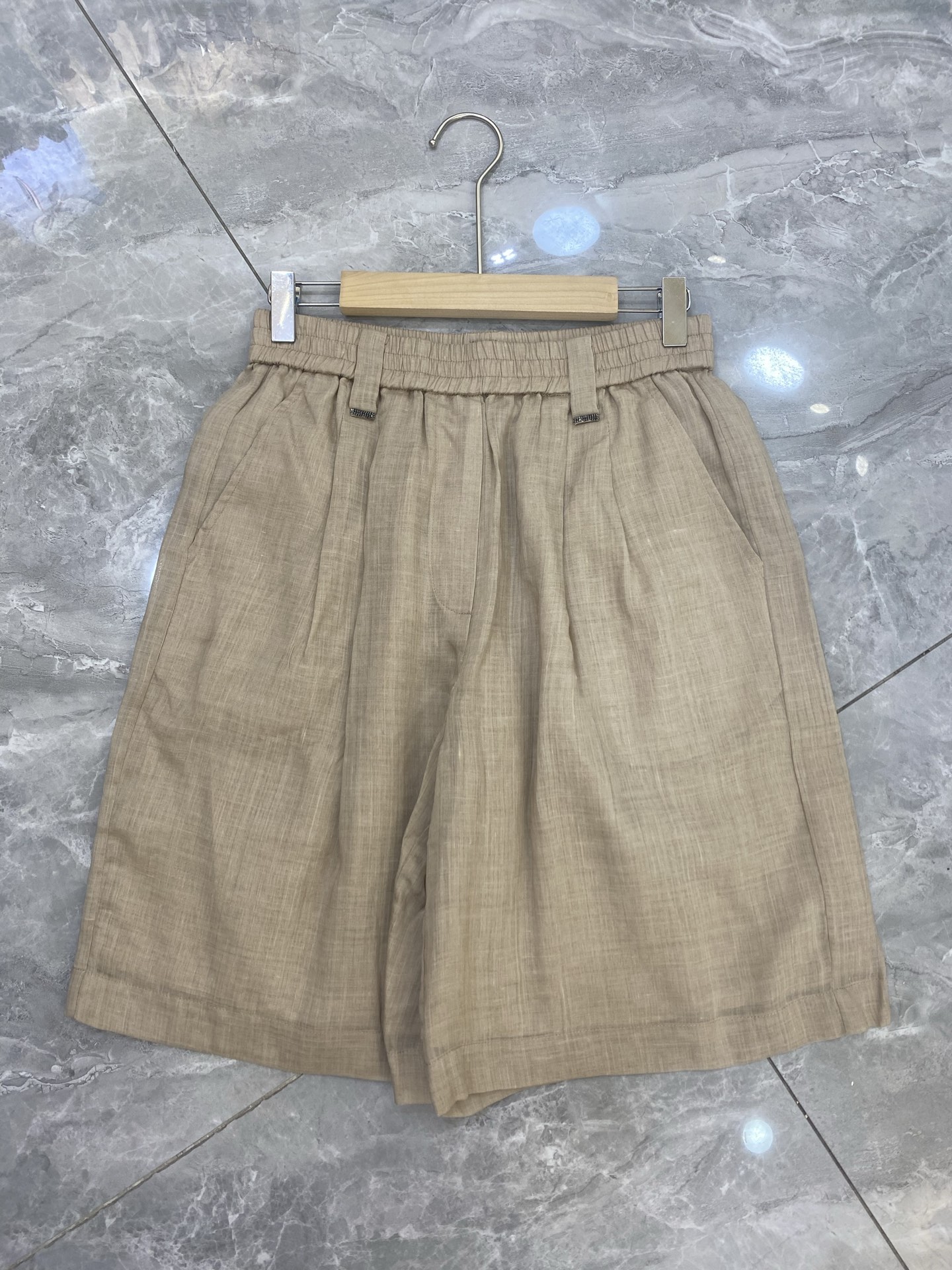 Fashion Items: T-shirts, Pants, Female Suit, Gillbc-tarts, Shorts. Sales Distribution: 55%, 45%. White Curry SML. - 图片 7