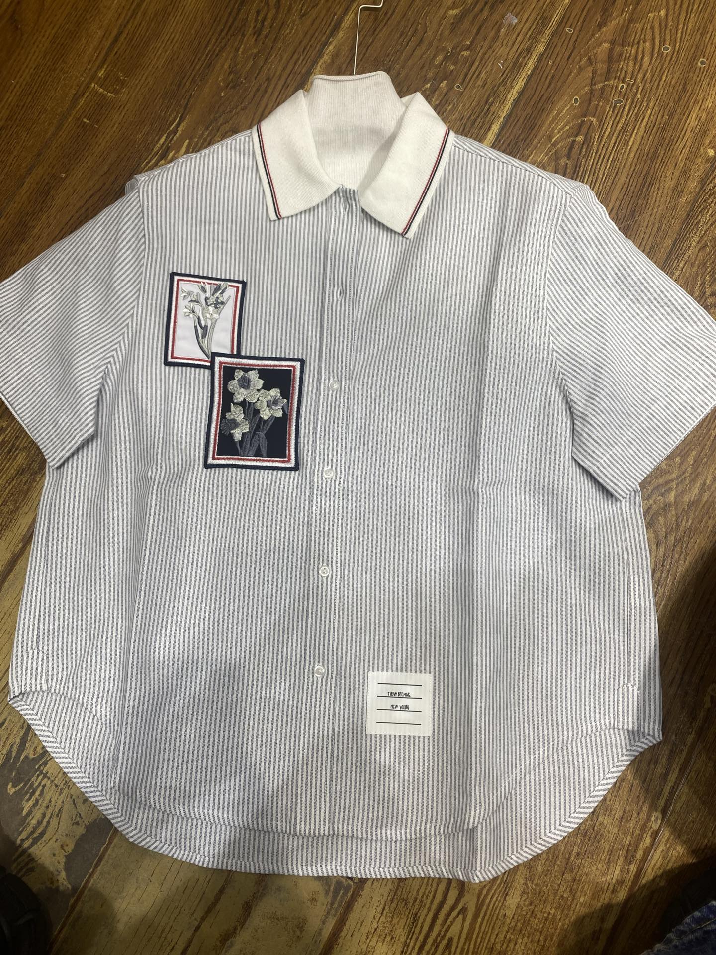 NO:330269,Original single ruthless women's clothing with packaging TB striped striped floral short-sleeved shirt 65 cotton 35 polyester striped sml, T-shirt, alexander wang19860909原单狠货女装 配包装tb条纹镶边花卉短袖衬衣 65棉 35涤纶 条纹sml,,T-shirt,alexander wang,Women's clothing