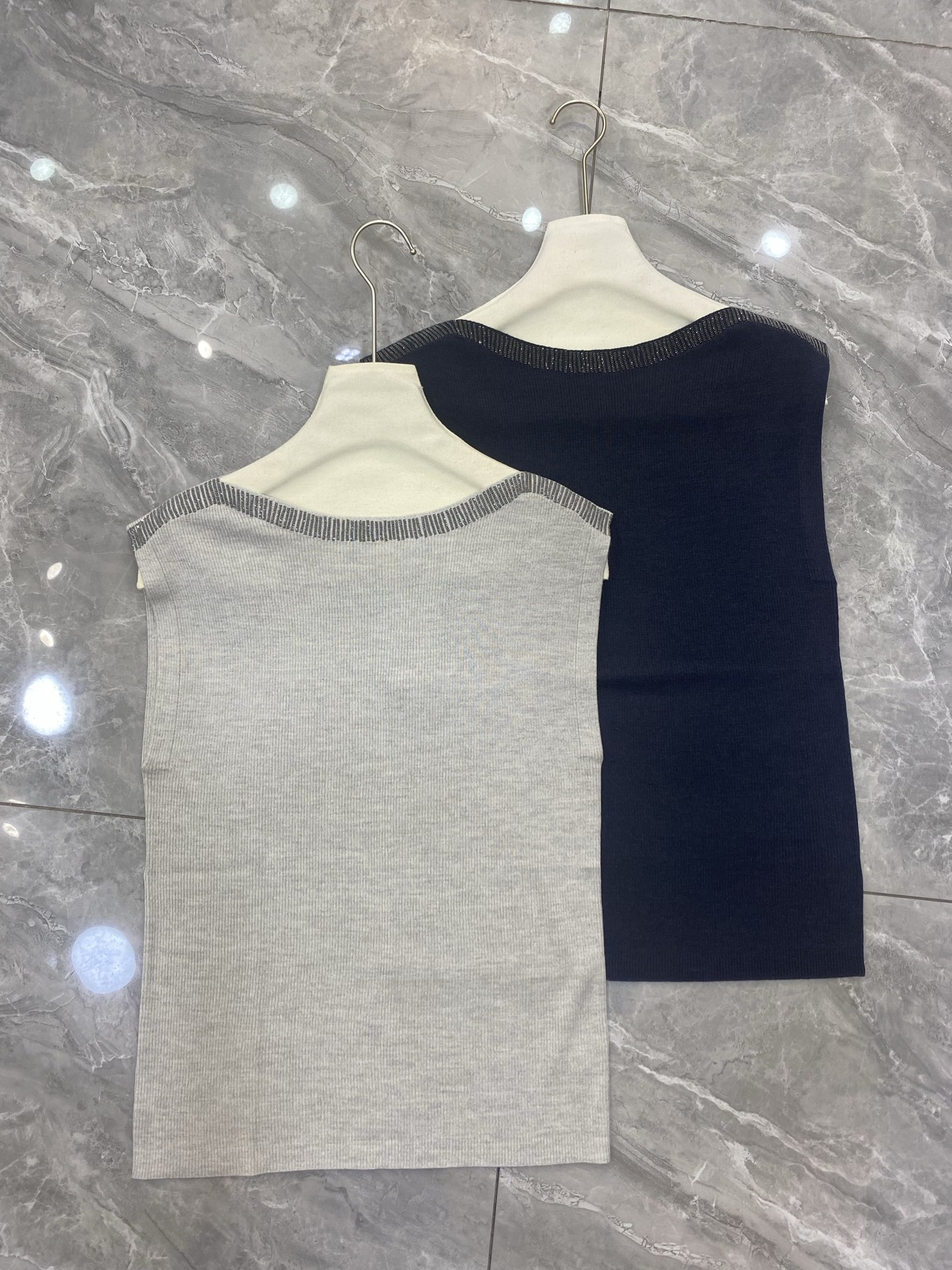 NO:330519,Original single ruthless women's clothing with packaging BC chain one-shoulder sleeveless top 67 wool 33 mulberry silk grey hidden blue sml, alexander wang19860909原单狠货女装 配包装bc链条一字肩无袖上衣 67绵羊毛 33桑蚕丝 灰色藏蓝sml,,alexander wang,Women's clothing