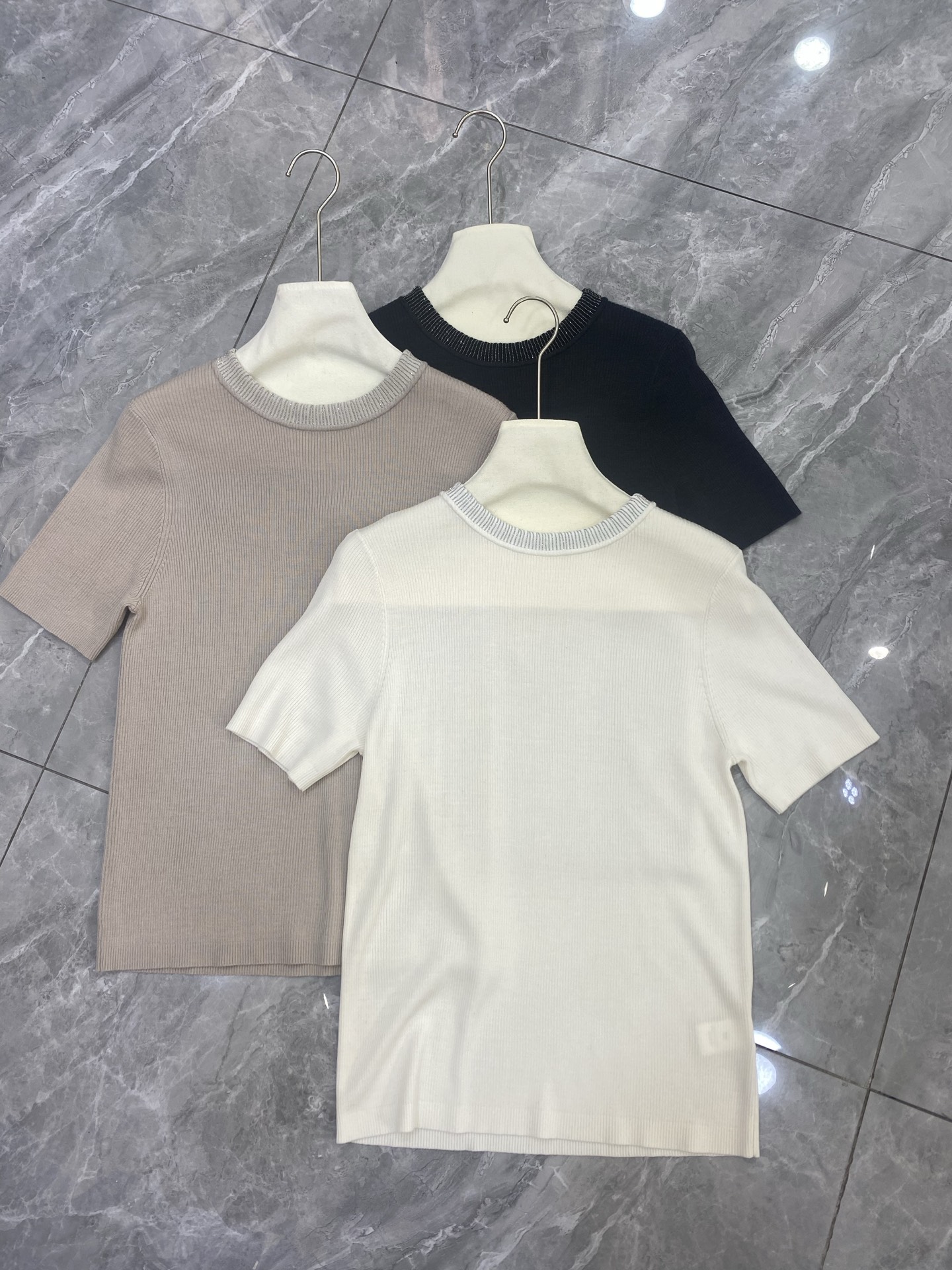 NO:330523,Original single ruthless women's clothing with packaging BC round neck diamond short sleeves 67 wool 33 mulberry silk black and white rice brown, T-shirt, alexander wang19860909原单狠货女装 配包装BC圆领钻条短袖 67绵羊毛33桑蚕丝 黑色白色米茶色,,T-shirt,alexander wang,Women's clothing