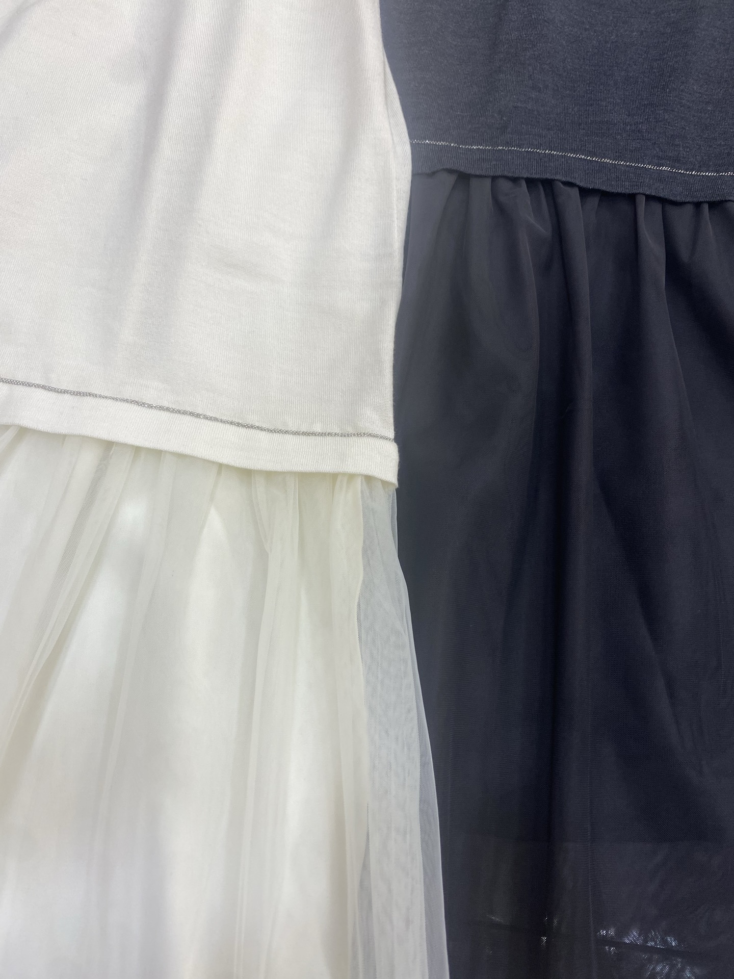 Versatile Female Dress: P874 Silk Tweezer Blouse Wrapper, Wool-Silk Blend, White/Dark Grey - 图片 2