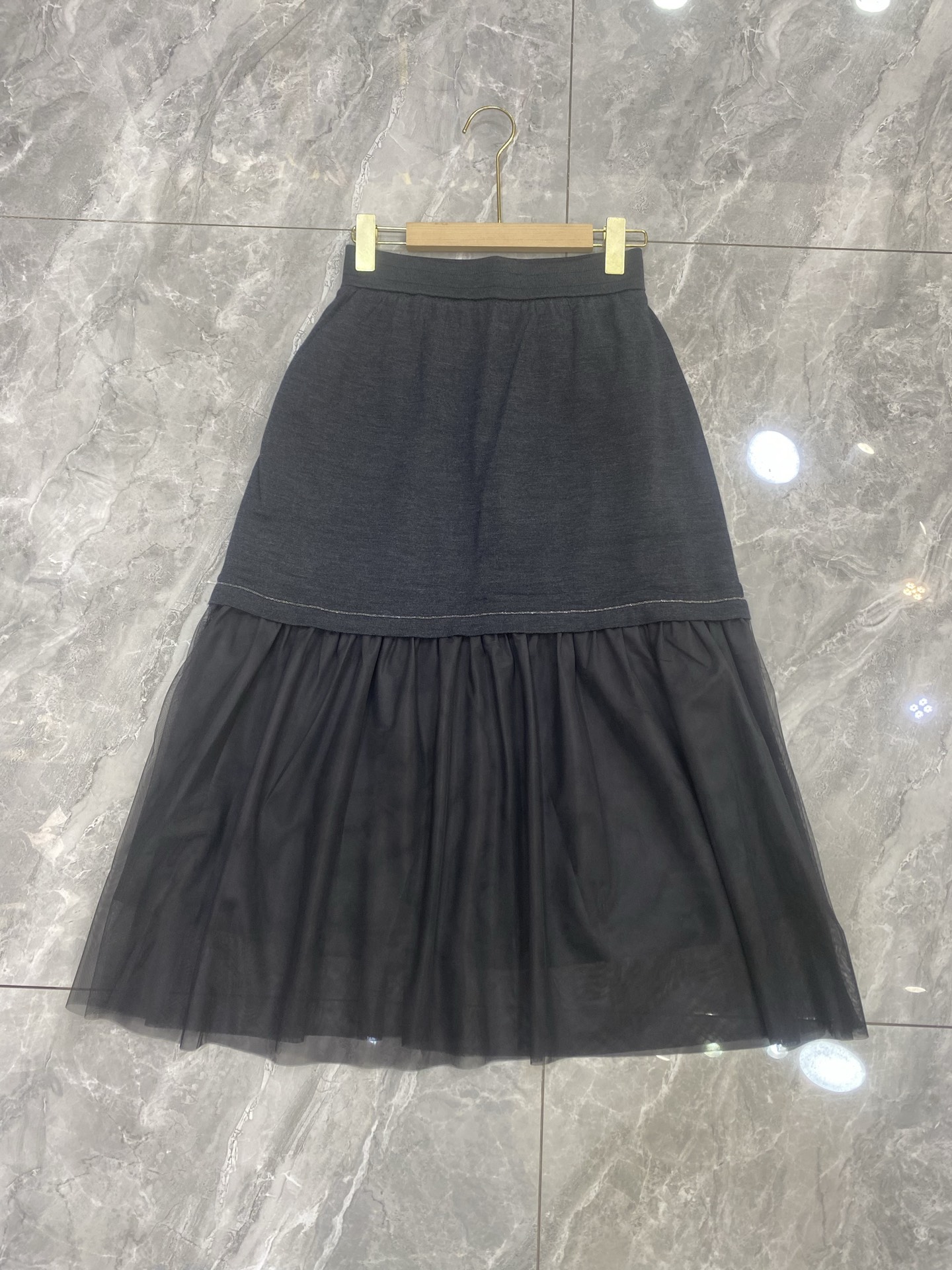 Versatile Female Dress: P874 Silk Tweezer Blouse Wrapper, Wool-Silk Blend, White/Dark Grey - 图片 3