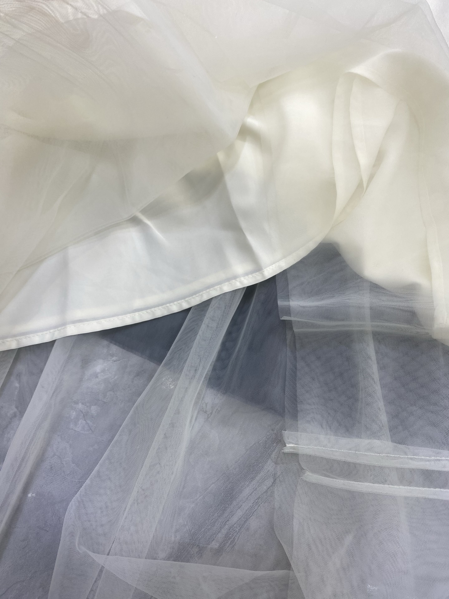 Versatile Female Dress: P874 Silk Tweezer Blouse Wrapper, Wool-Silk Blend, White/Dark Grey - 图片 5