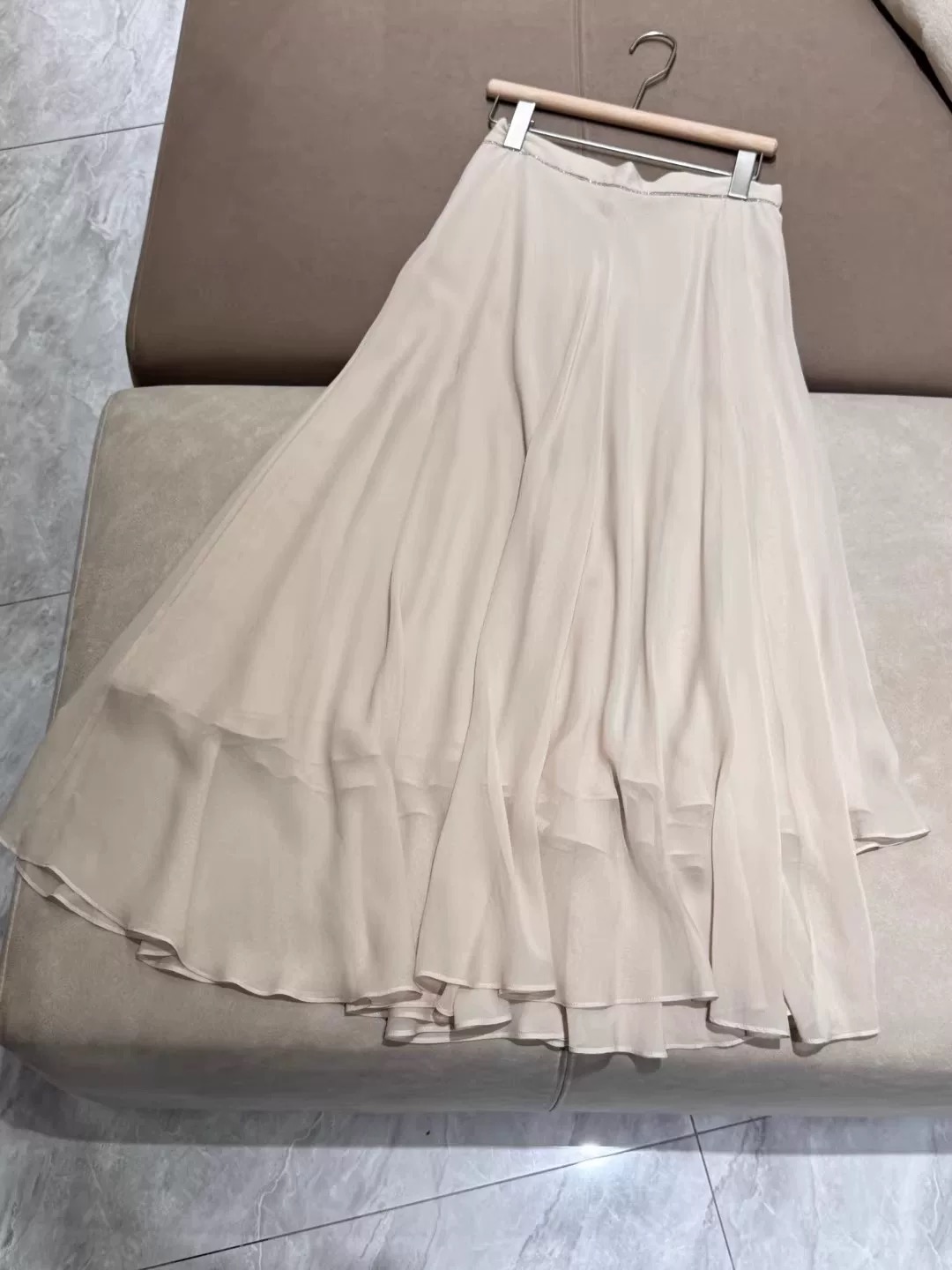 “Versatile P1219 Female Dress in B.C. Silk: Serene and Elegant Almond Black Design” - 图片 2