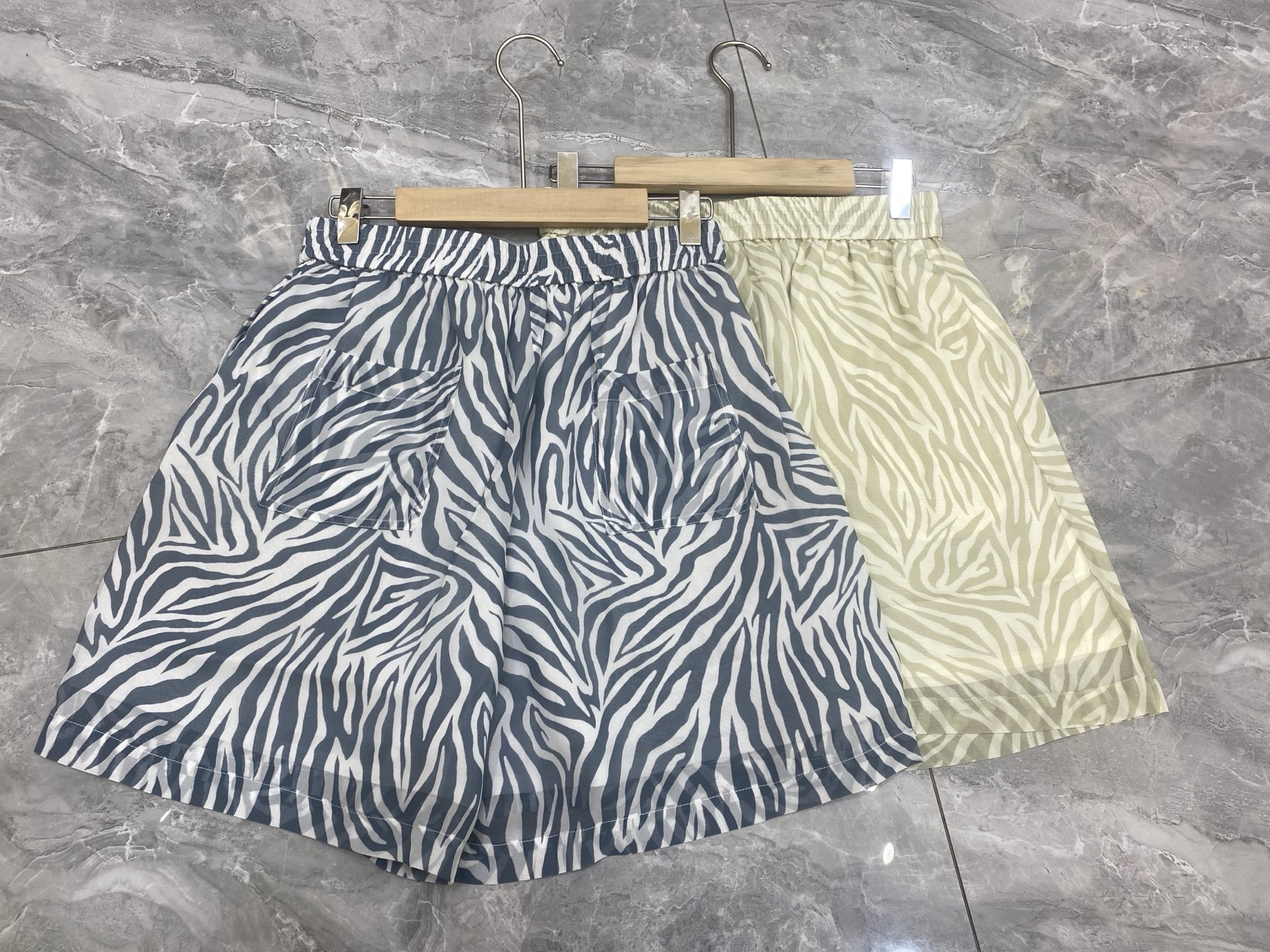 “Serene One-Size-Fits-All Female Suit with Real Silk-Printed Shorts in Blue and Green” - 图片 2