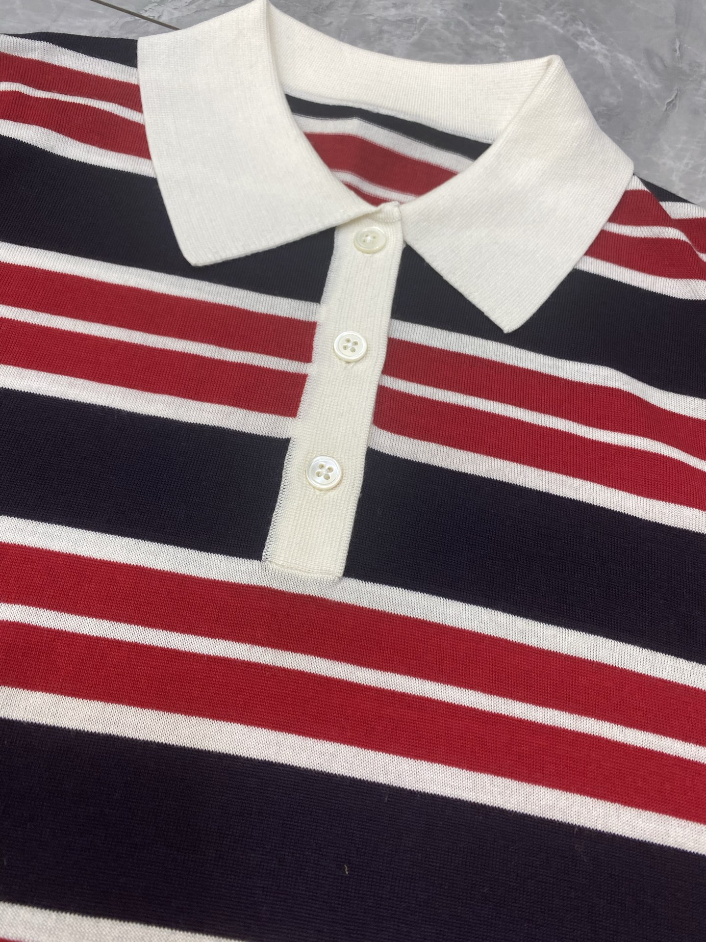 P713 Original Female Suit with Red Striped Collar in Wool and Silk Blend - 图片 3