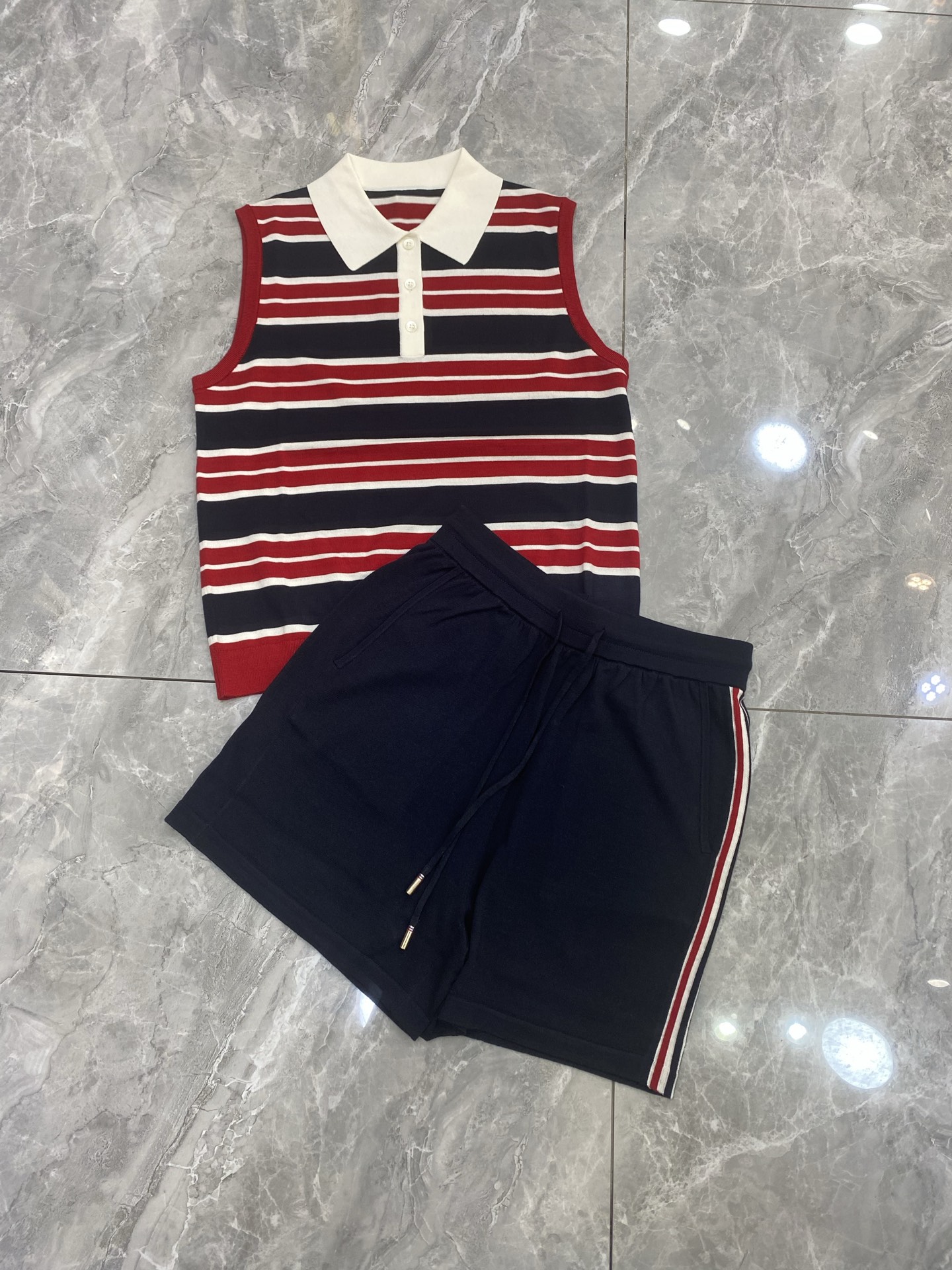 P713 Original Female Suit with Red Striped Collar in Wool and Silk Blend - 图片 5