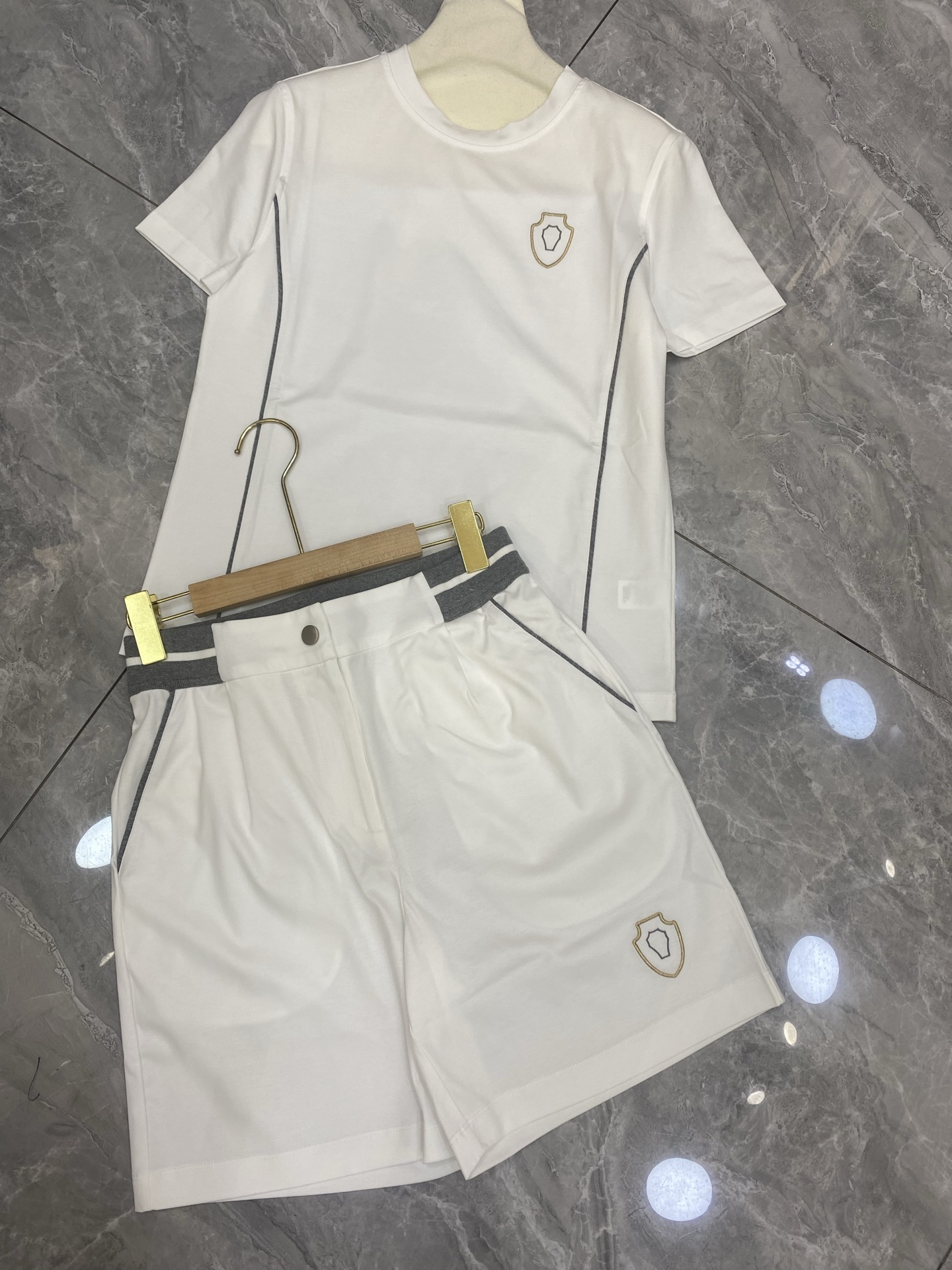White Short-Sleeved T-Shirt Pairings for One-Size-Fits-All Girls - 图片 6