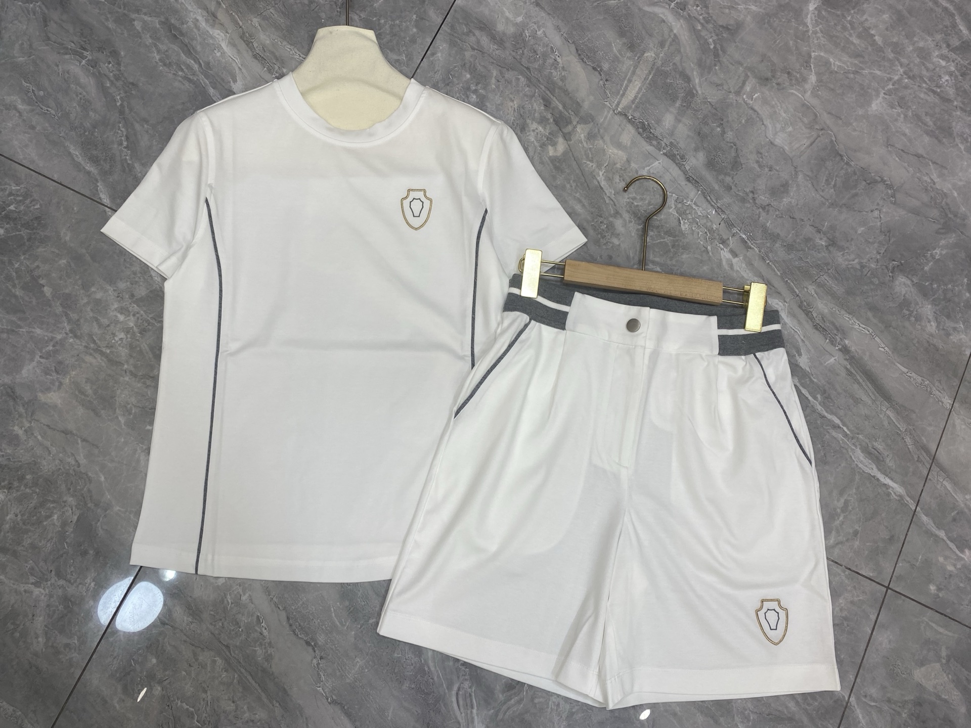 White Short-Sleeved T-Shirt Pairings for One-Size-Fits-All Girls - 图片 3