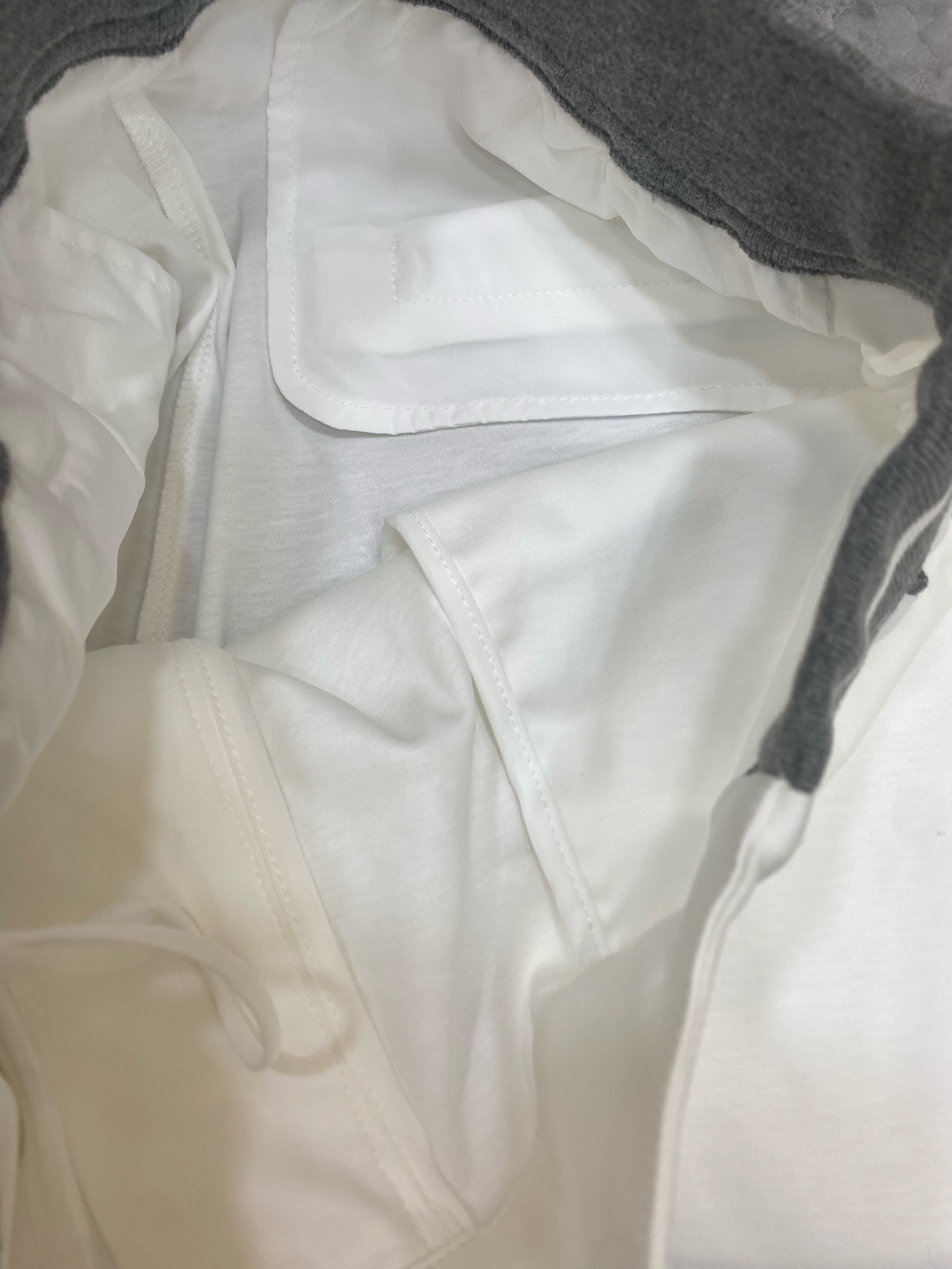 White Short-Sleeved T-Shirt Pairings for One-Size-Fits-All Girls - 图片 7