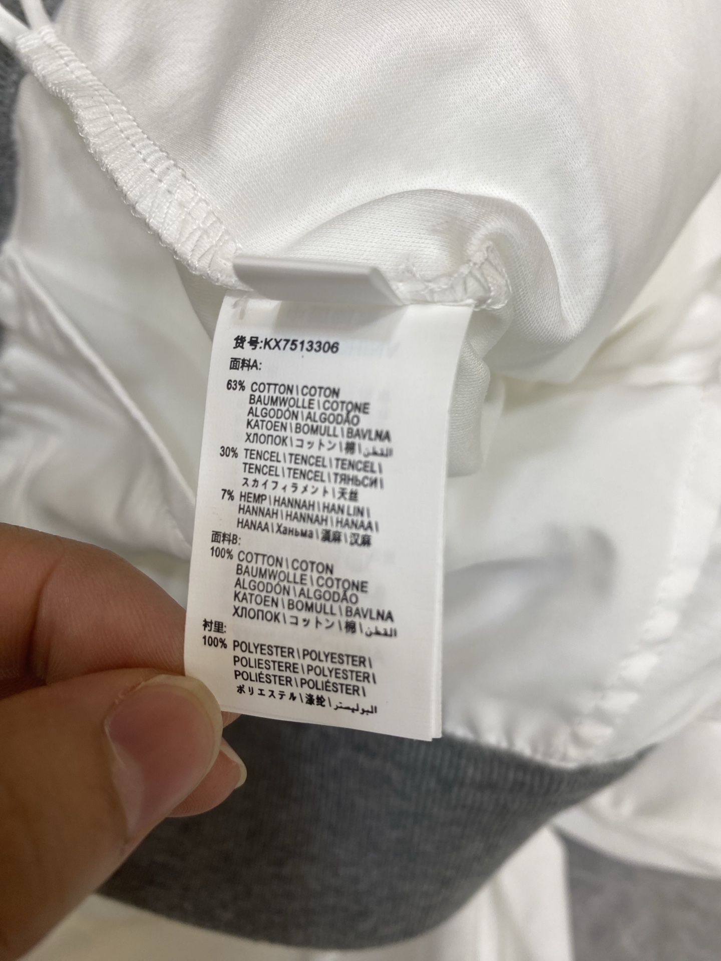 White Short-Sleeved T-Shirt Pairings for One-Size-Fits-All Girls - 图片 9