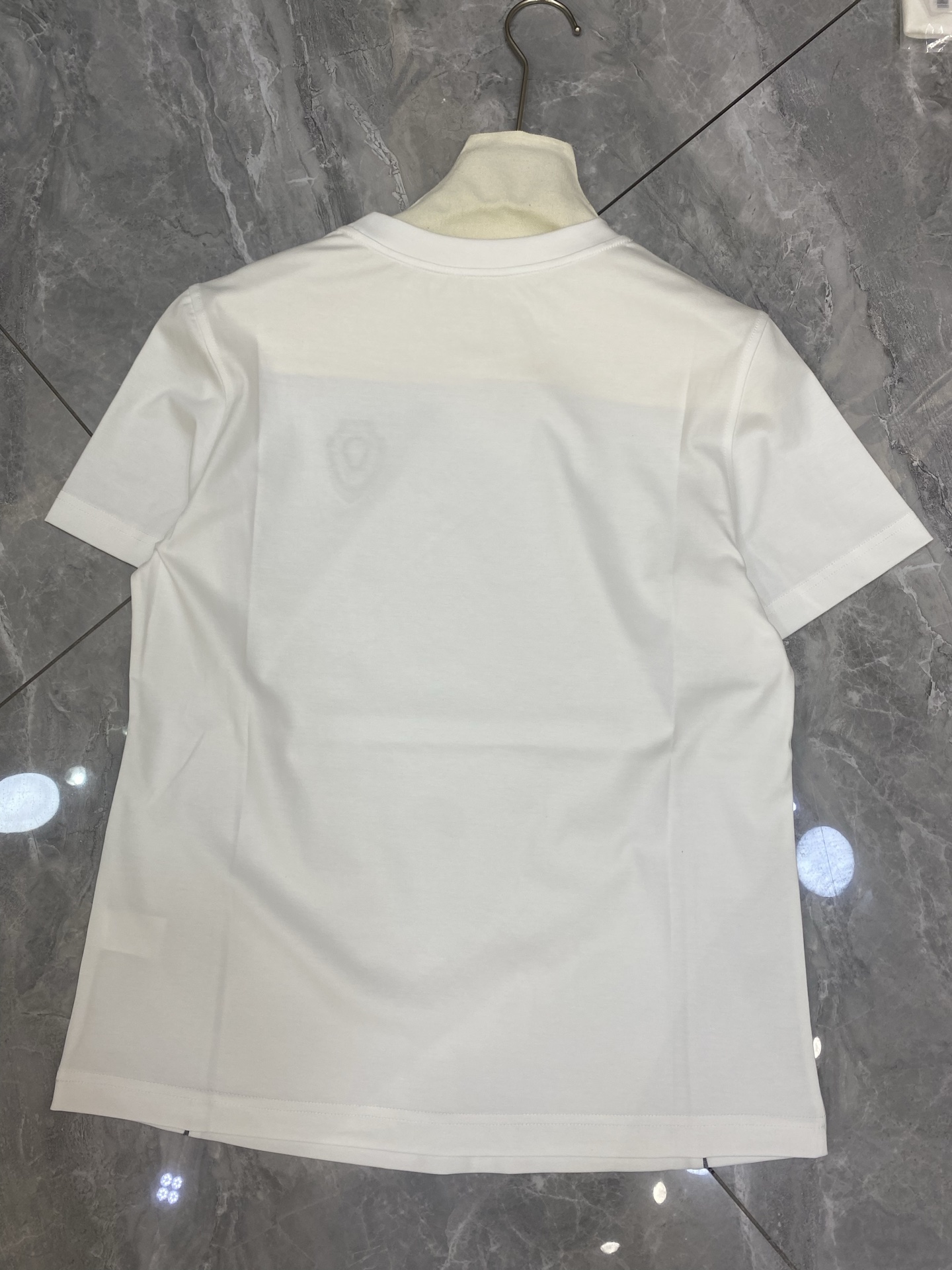 White Short-Sleeved T-Shirt Pairings for One-Size-Fits-All Girls - 图片 8