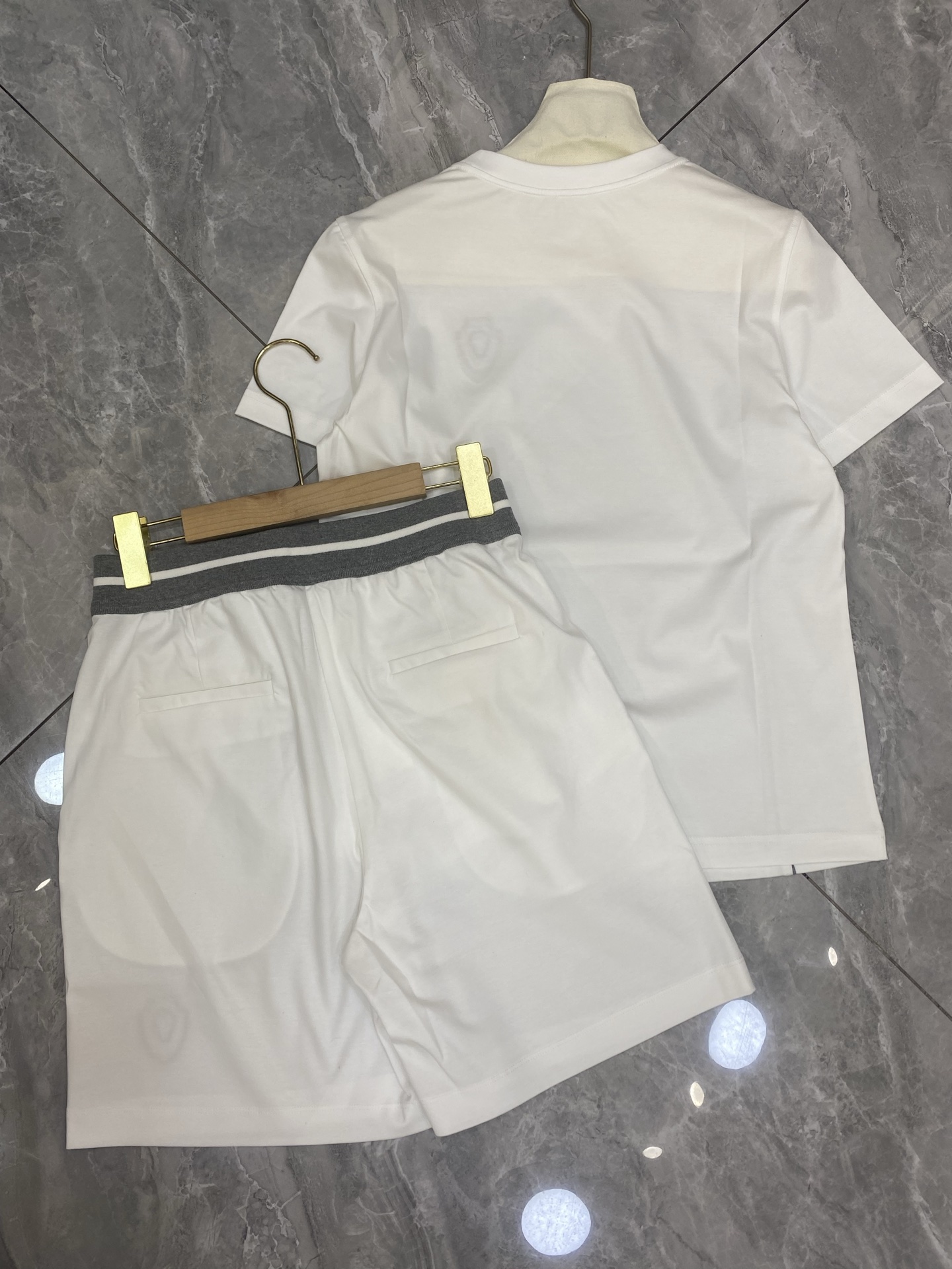 White Short-Sleeved T-Shirt Pairings for One-Size-Fits-All Girls - 图片 4